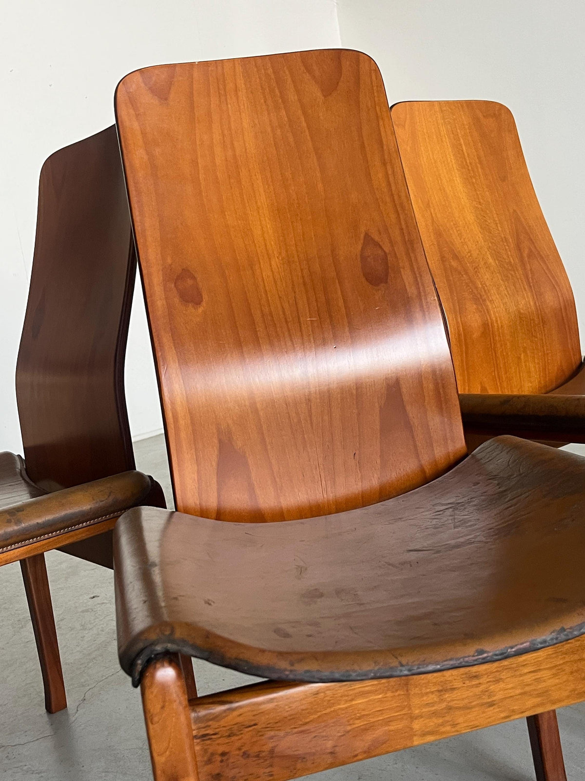 Chaise de salle à manger vintage « Fiorenza » de Tito Agnoli pour Molteni en cuir et noyer, lot de 4