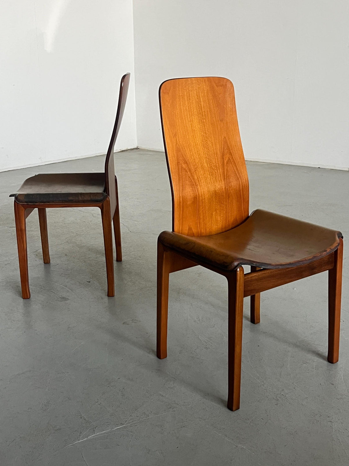 Chaise de salle à manger vintage « Fiorenza » de Tito Agnoli pour Molteni en cuir et noyer, lot de 4