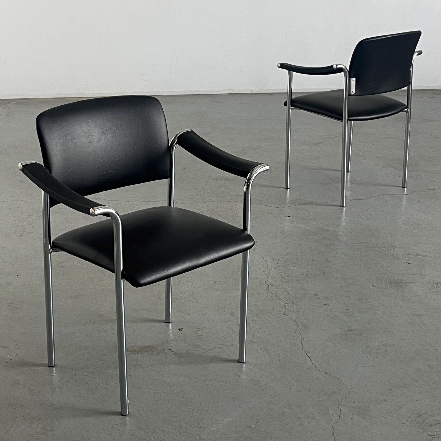 Chaise de salle à manger vintage en similicuir noir et acier chromé, Italie, années 1980