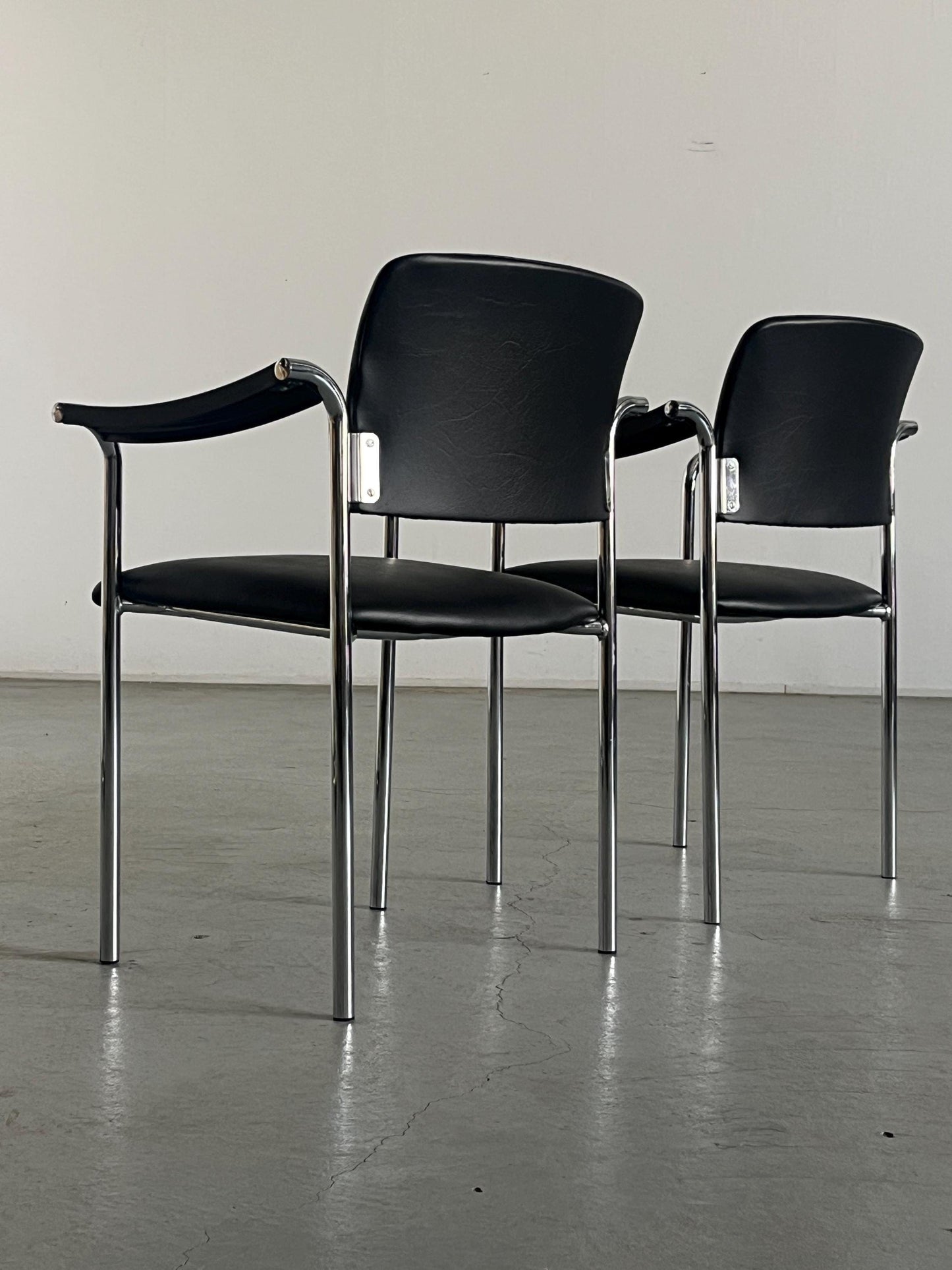 Chaise de salle à manger vintage en similicuir noir et acier chromé, Italie, années 1980