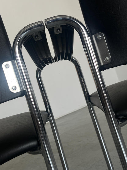 Chaise de salle à manger vintage en similicuir noir et acier chromé, Italie, années 1980