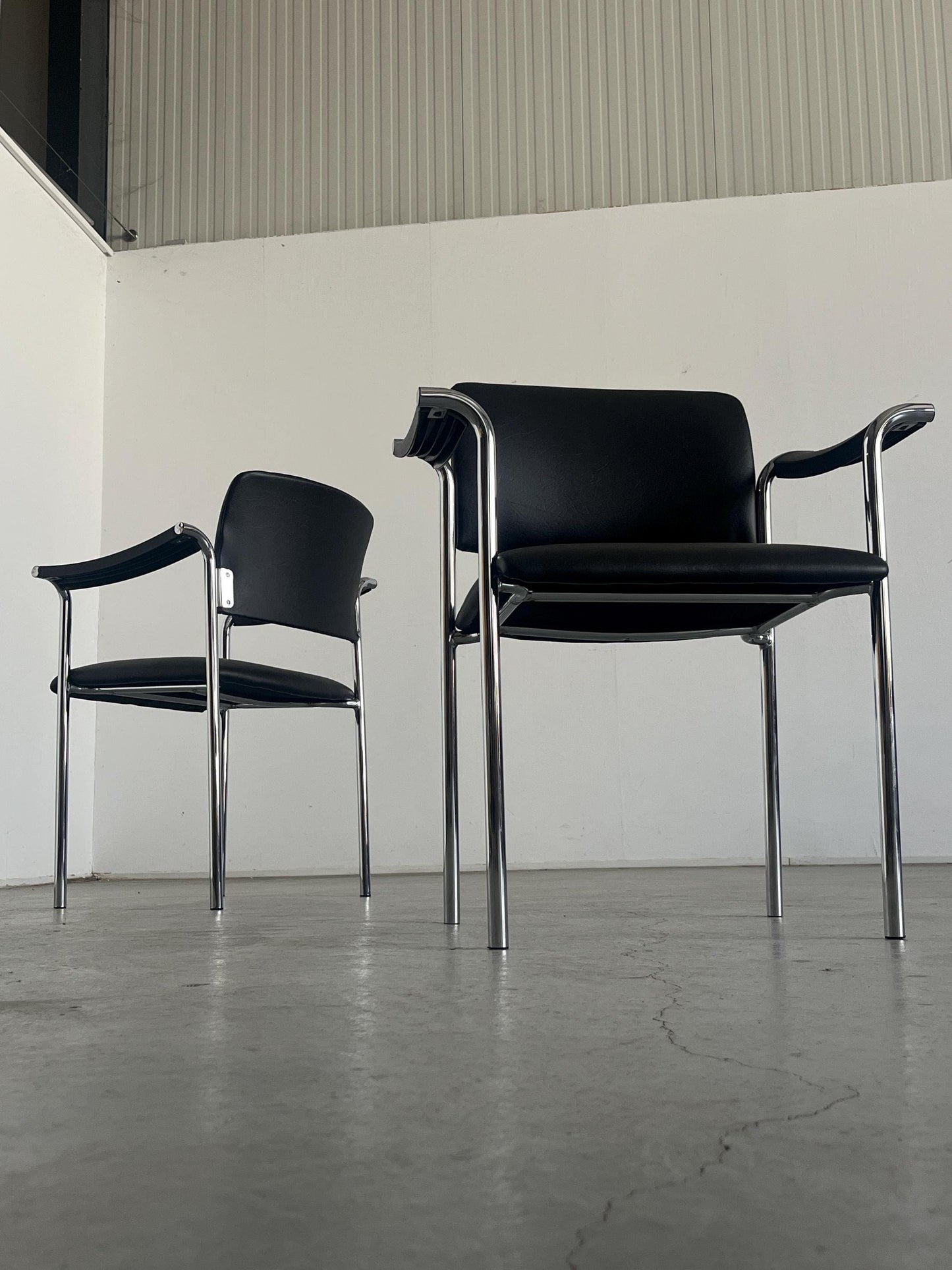 Chaise de salle à manger vintage en similicuir noir et acier chromé, Italie, années 1980