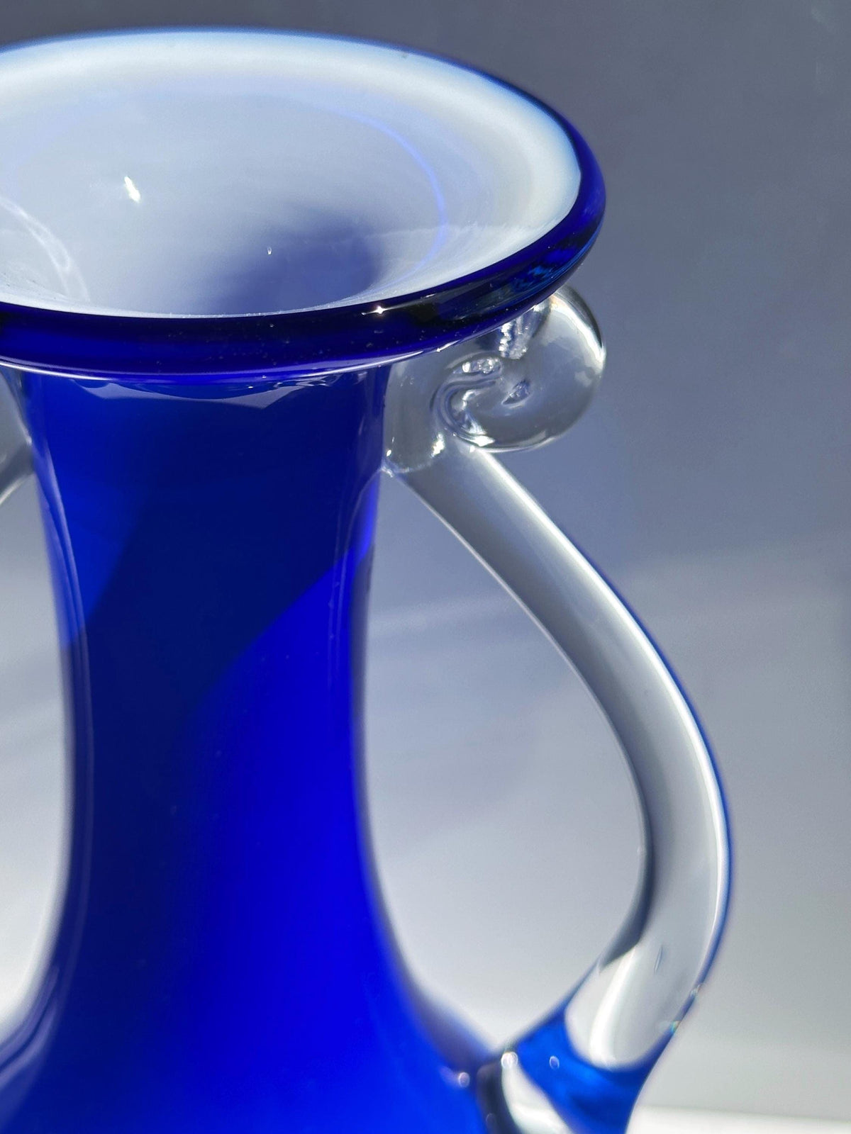 Vintage Henkelvase Kobaltblau mit Opalglas, Postmodern 1990er