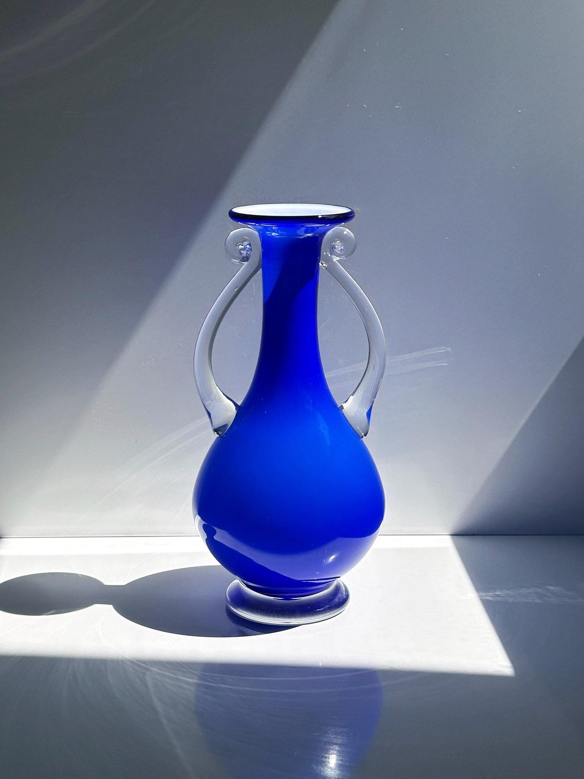 Vintage Henkelvase Kobaltblau mit Opalglas, Postmodern 1990er