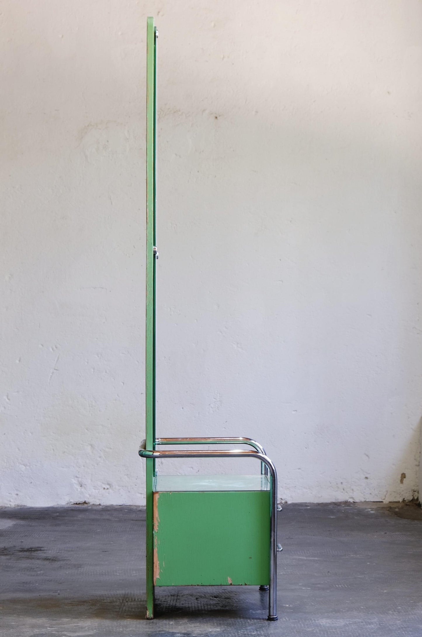 Vintage Bauhaus Spiegelkommode von Vichr in Lindgrün