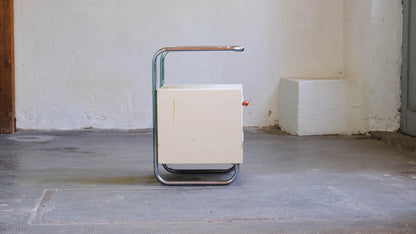 Vintage Nachttisch Art déco mit Glasplatte und Stahlrohrgestell