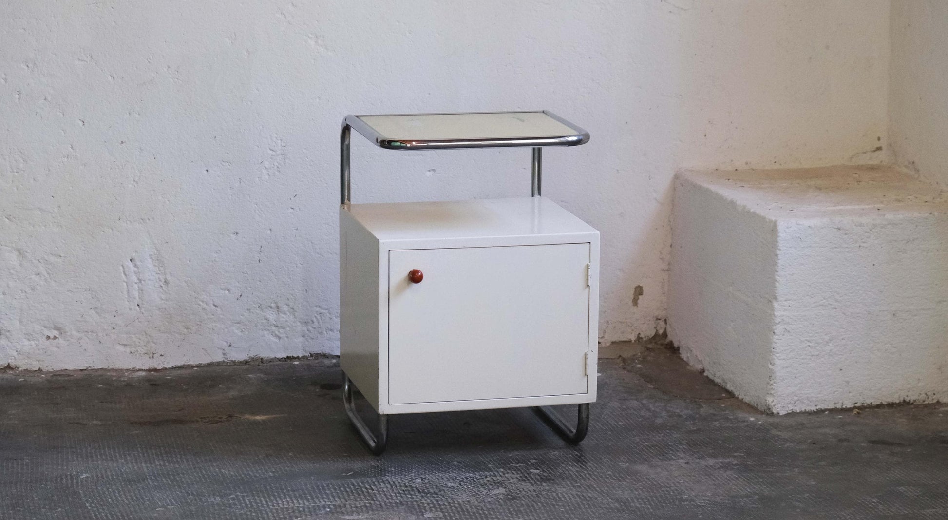 Vintage Nachttisch Art déco mit Glasplatte und Stahlrohrgestell
