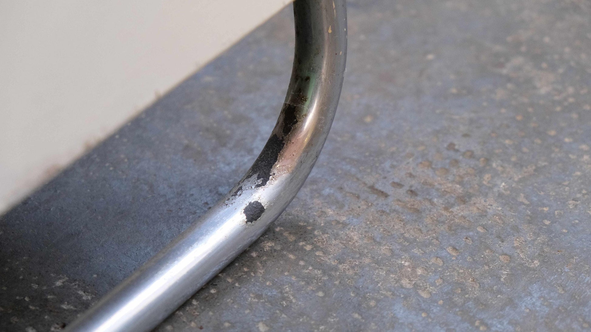 Vintage Nachttisch aus Stahlrohr mit Glasplatte