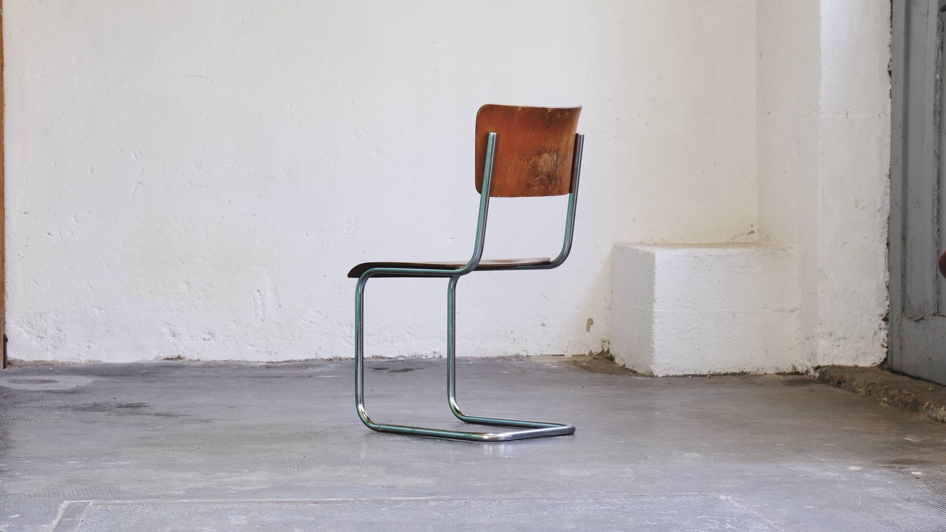 Vintage Freischwinger Stuhl von Bauhaus mit besonderem Furnier