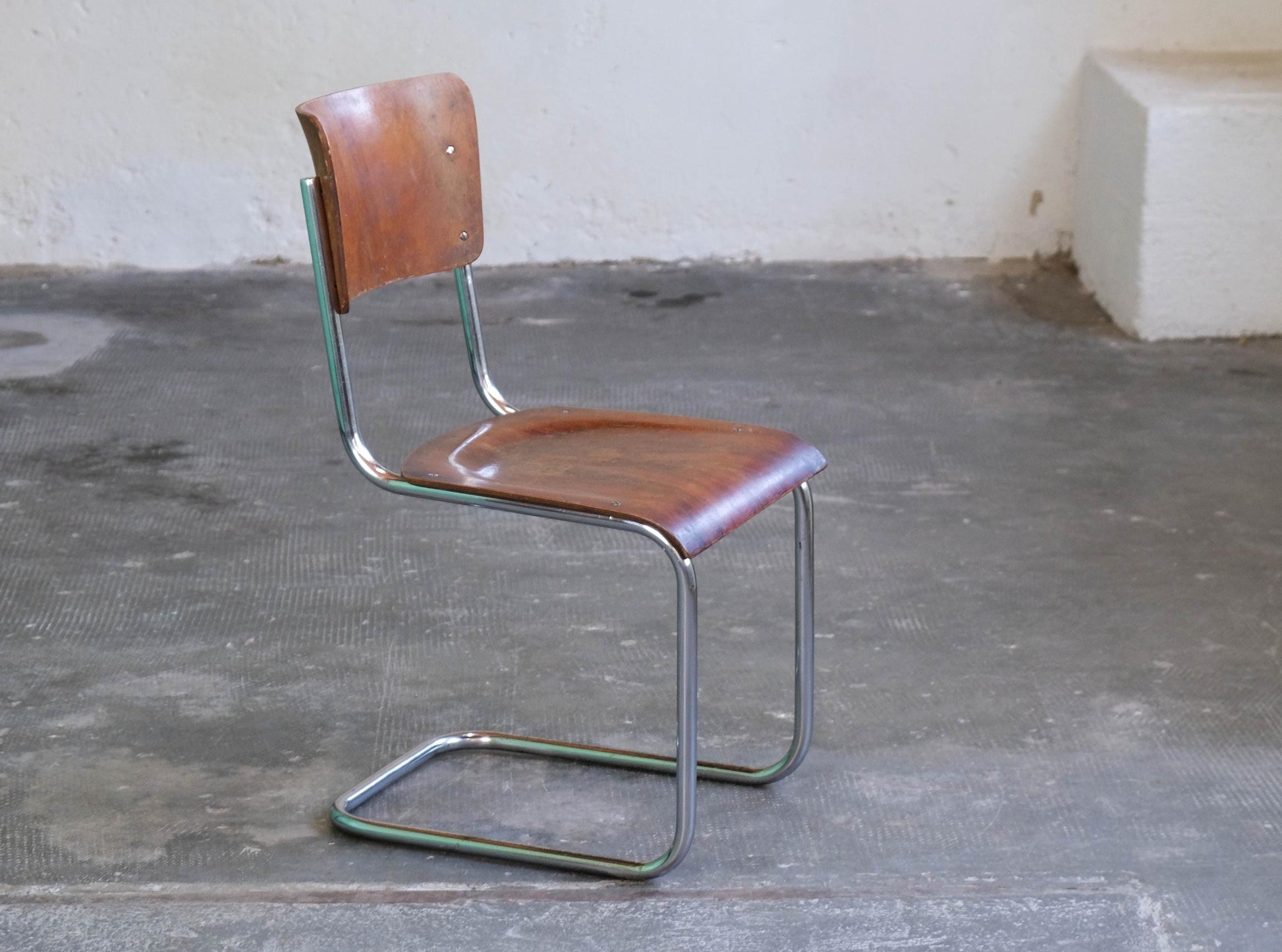 Vintage Freischwinger Stuhl von Bauhaus mit besonderem Furnier