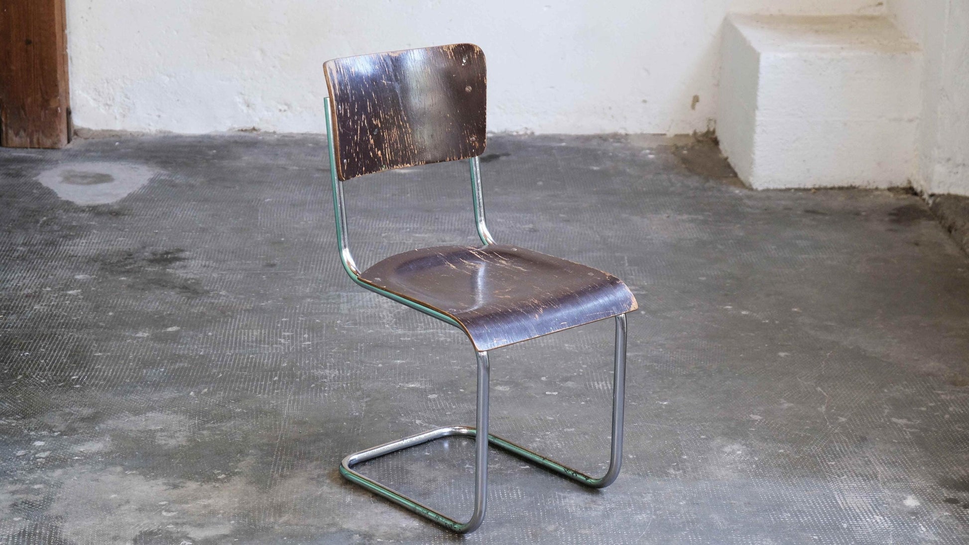 Vintage Freischwinger Stuhl von Bauhaus, restaurationsbedürftig