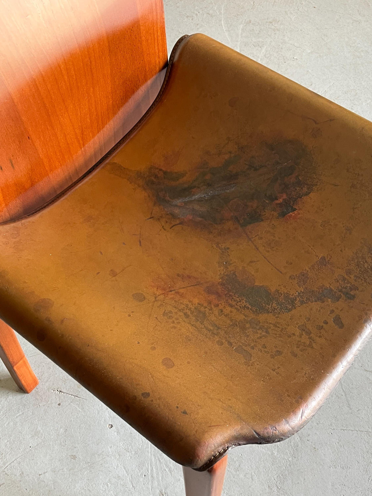 Chaise de salle à manger vintage « Fiorenza » de Tito Agnoli pour Molteni en cuir et noyer, lot de 4