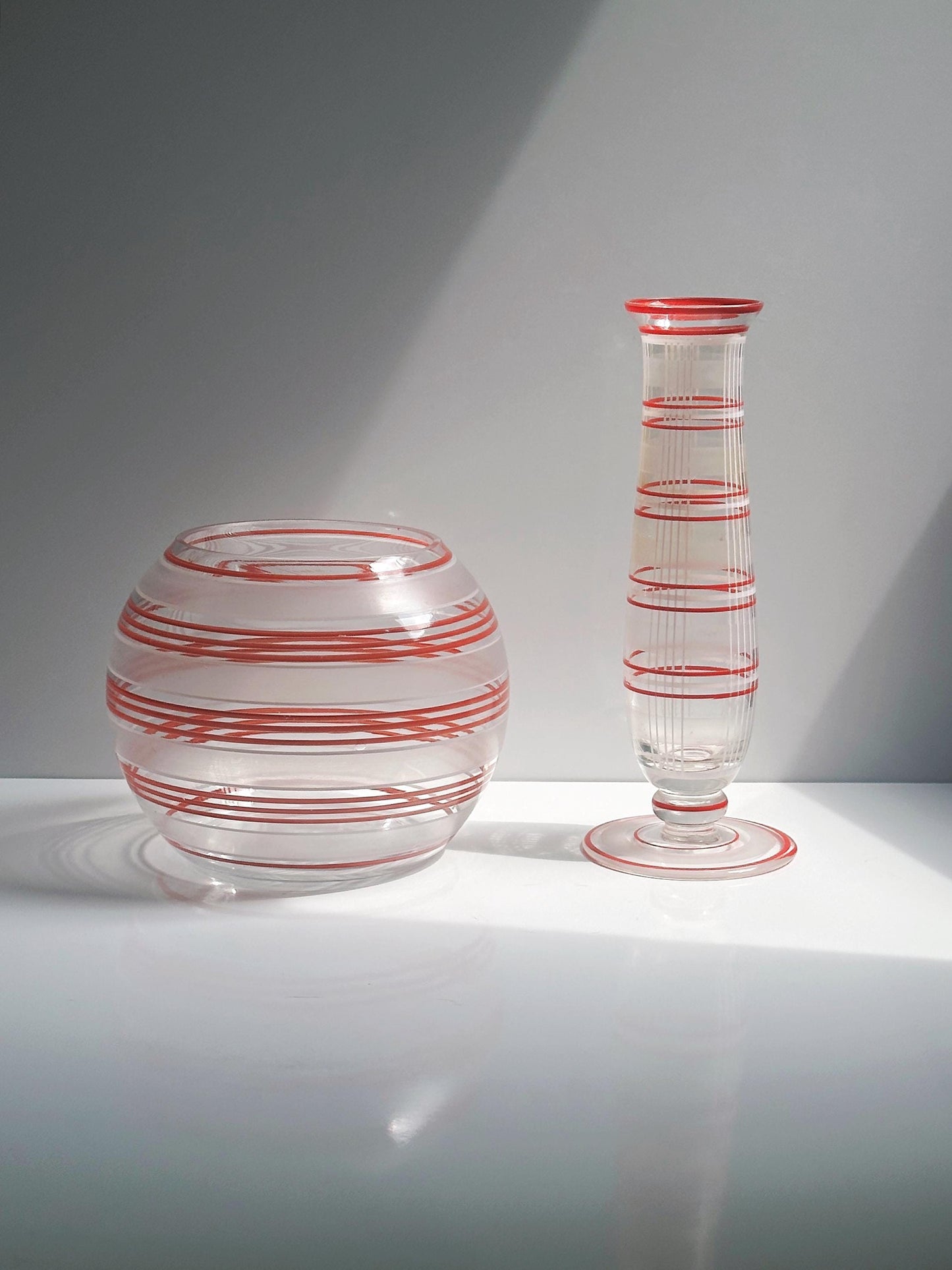 Vintage Vase Set von 2 Glas Streifen Dekor Bauhaus Art Deco handbemalt Rot Orange Weiß