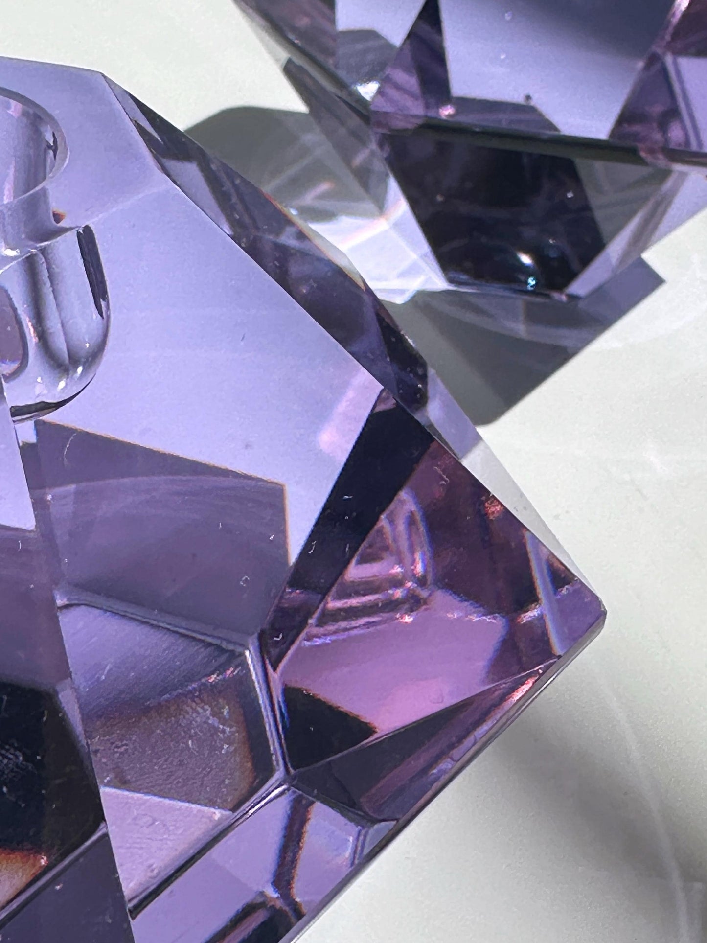 Paire de bougeoirs vintage en verre Alexandrite prisme Art Déco Revival Italie