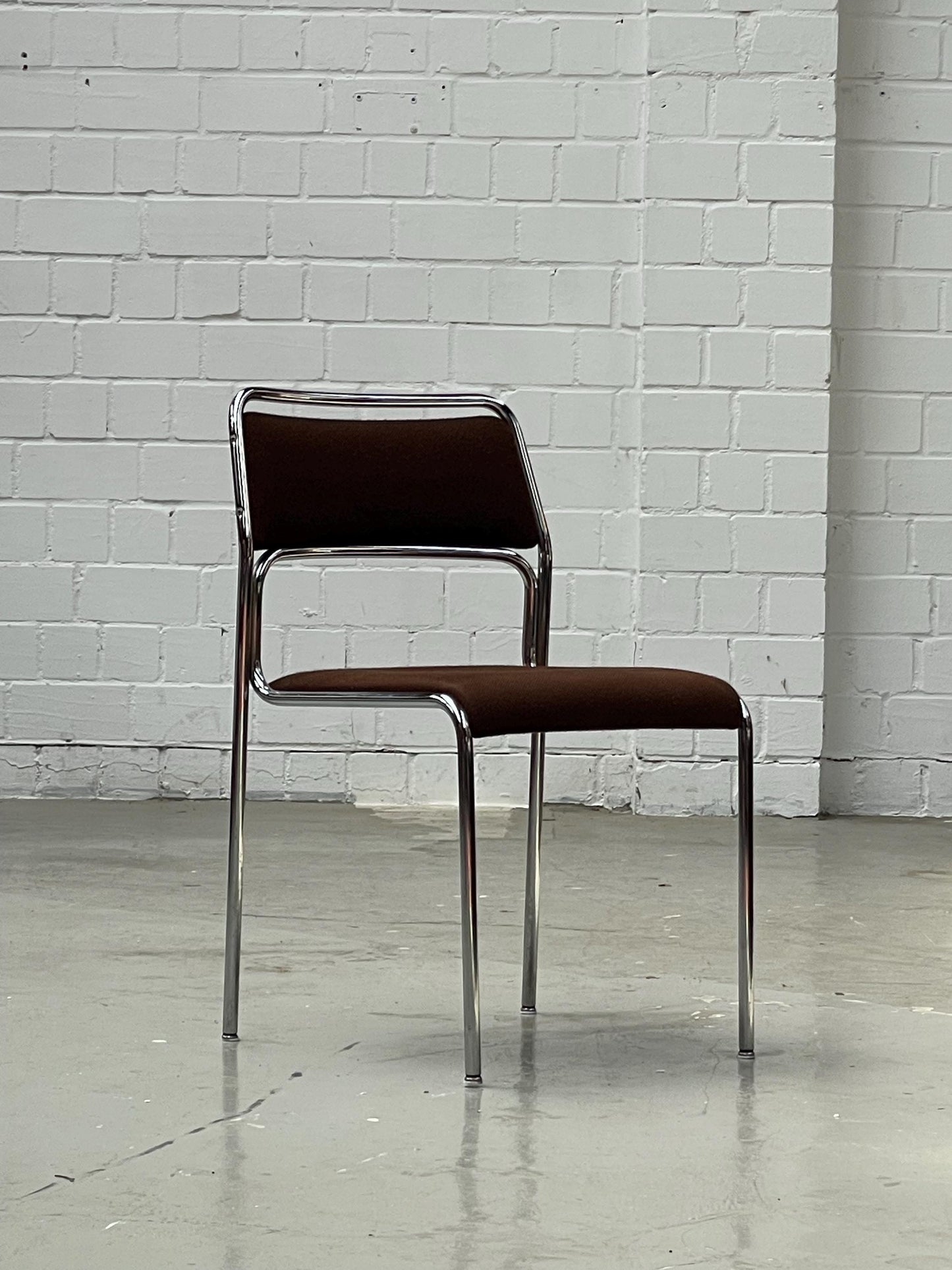 Vintage Stuhl Bauhaus stapelbar brauner Stoff verchromt von unbekannt für West-Germany