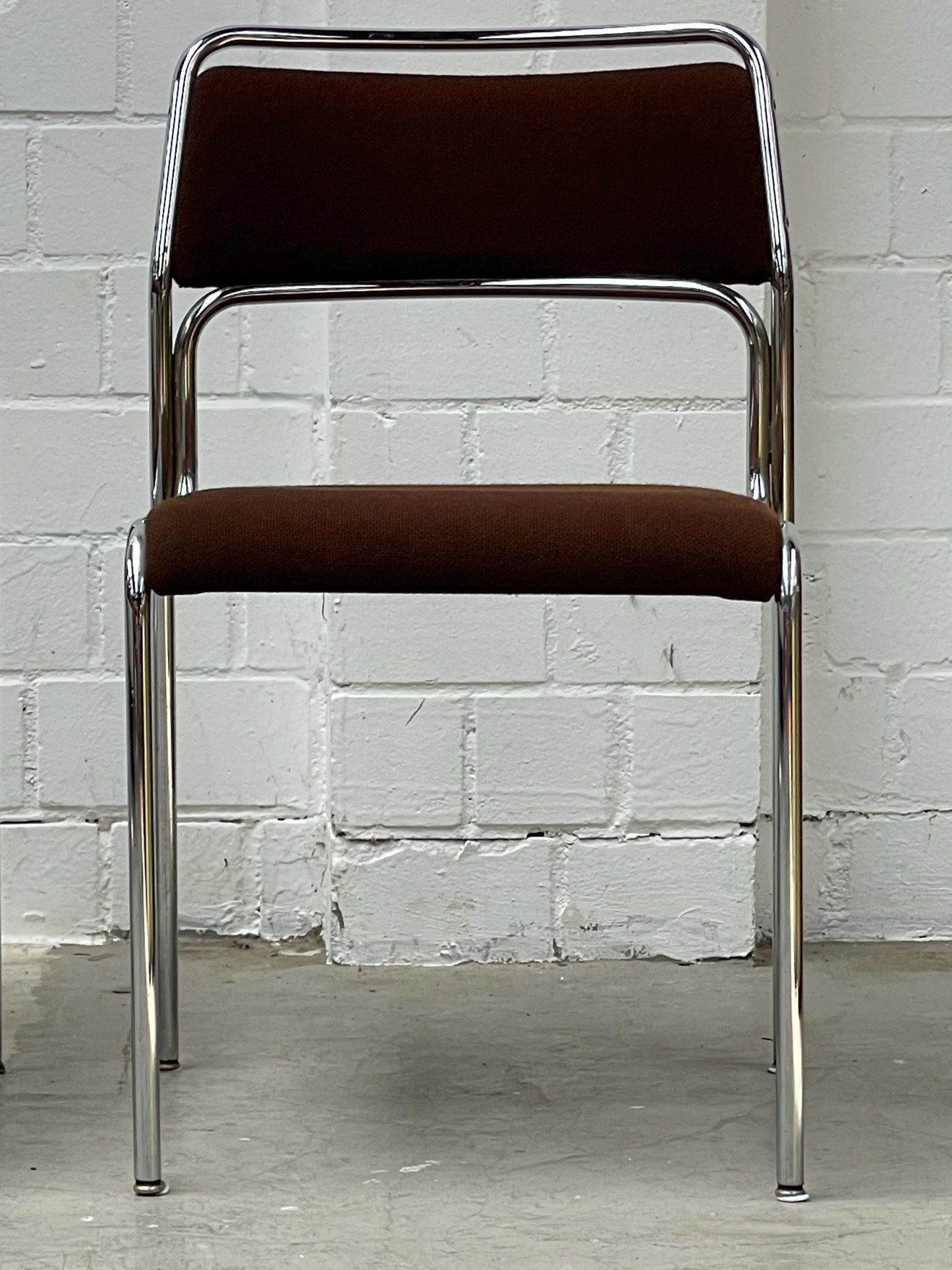 Vintage Stuhl Bauhaus stapelbar brauner Stoff verchromt von unbekannt für West-Germany