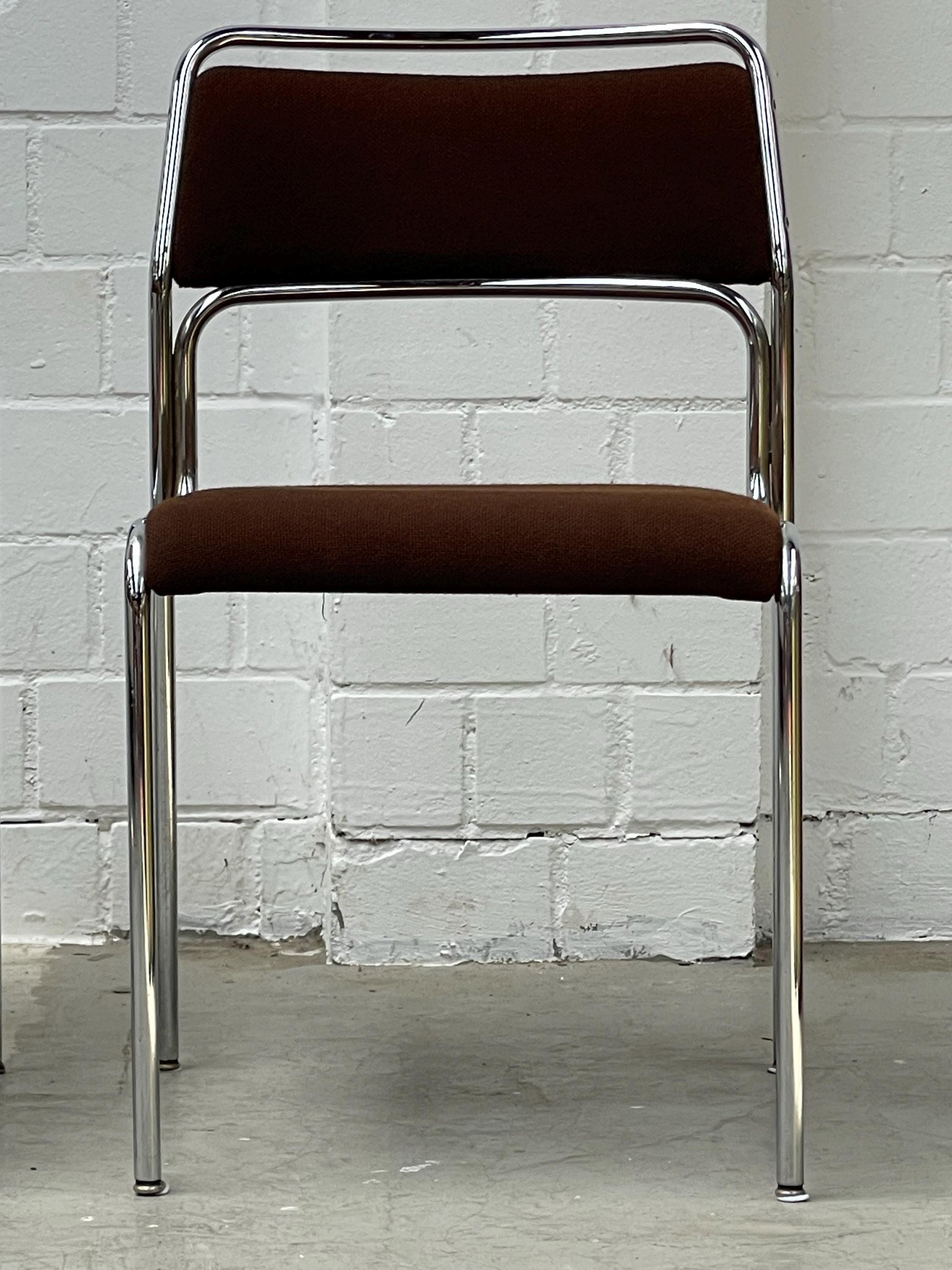 Vintage Stuhl Bauhaus stapelbar brauner Stoff verchromt von unbekannt für West-Germany
