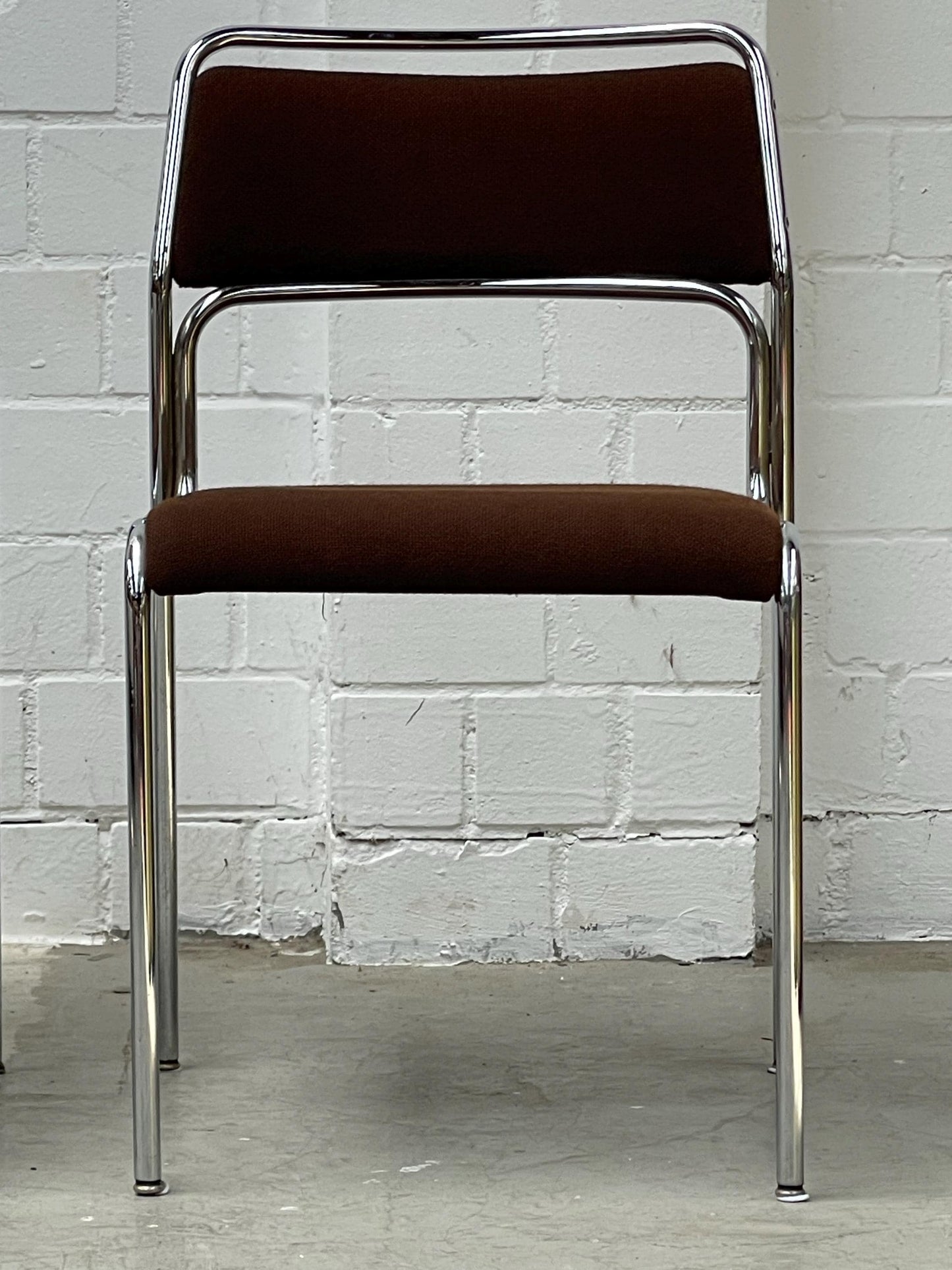 Vintage Stuhl Bauhaus stapelbar brauner Stoff verchromt von unbekannt für West-Germany