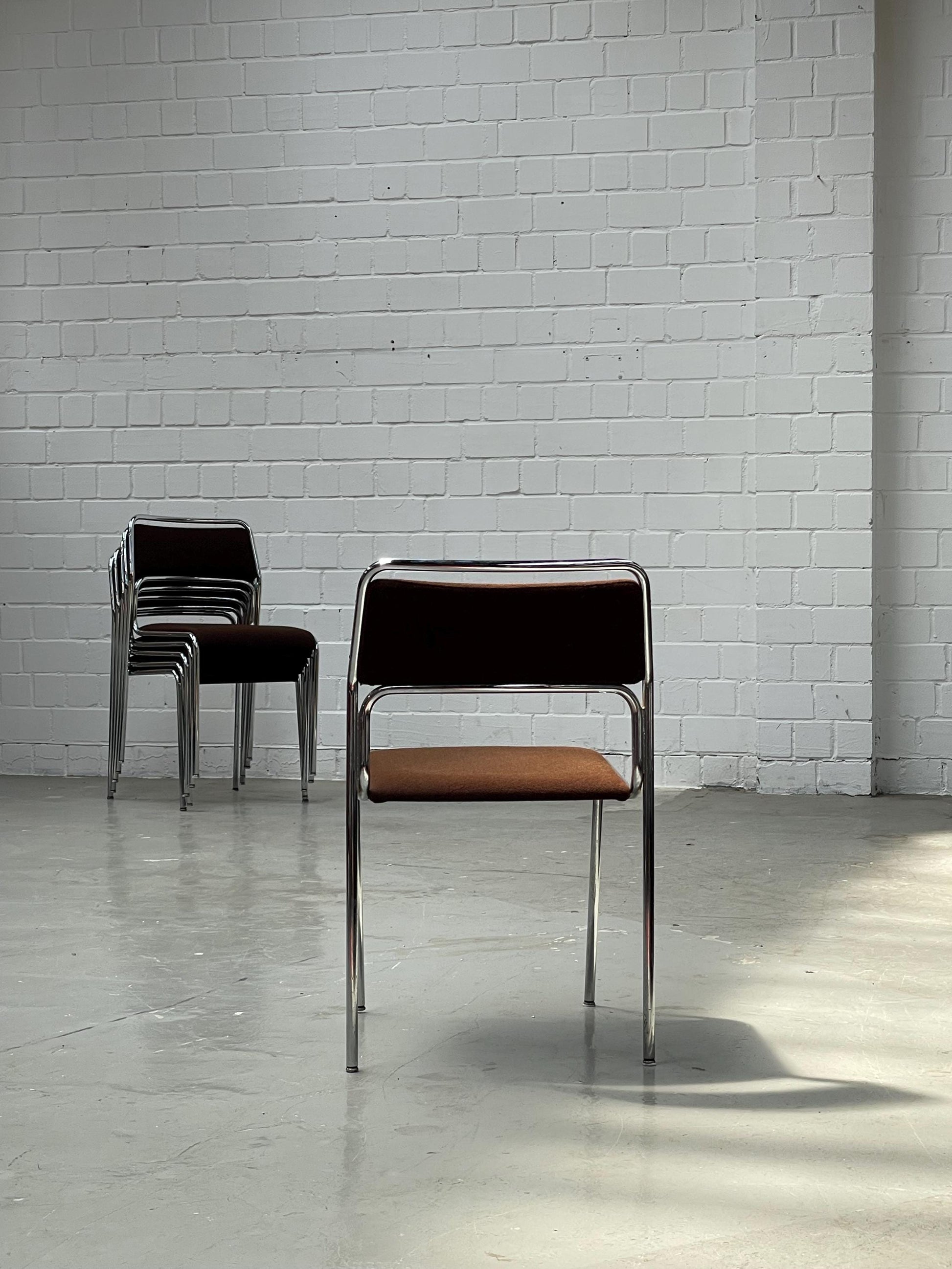 Vintage Stuhl Bauhaus stapelbar brauner Stoff verchromt von unbekannt für West-Germany