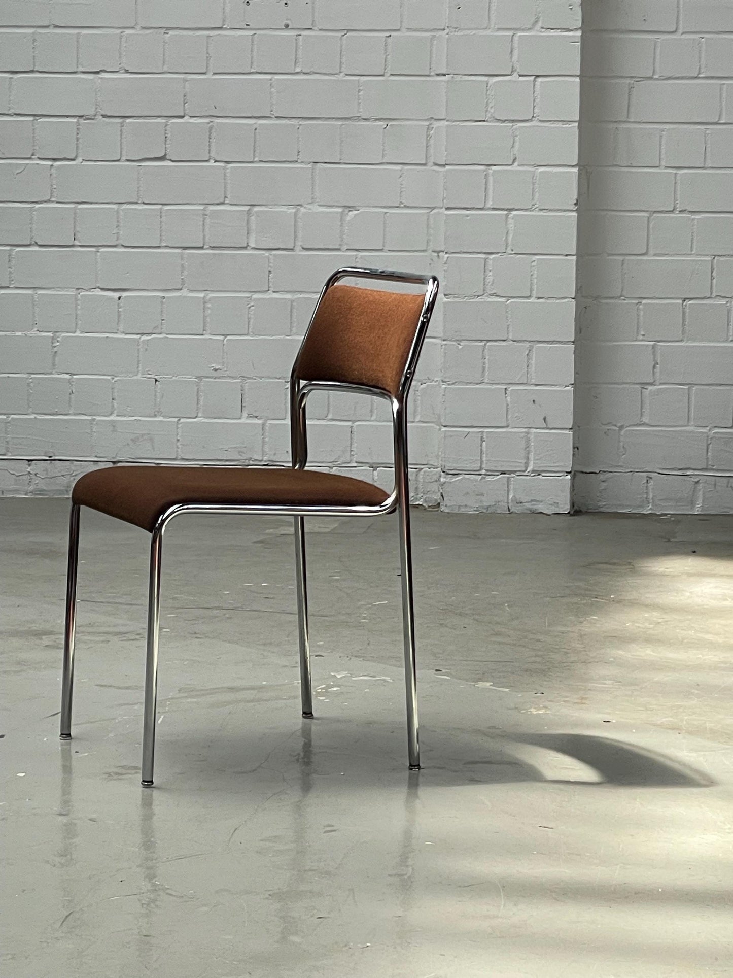 Vintage Stuhl Bauhaus stapelbar brauner Stoff verchromt von unbekannt für West-Germany