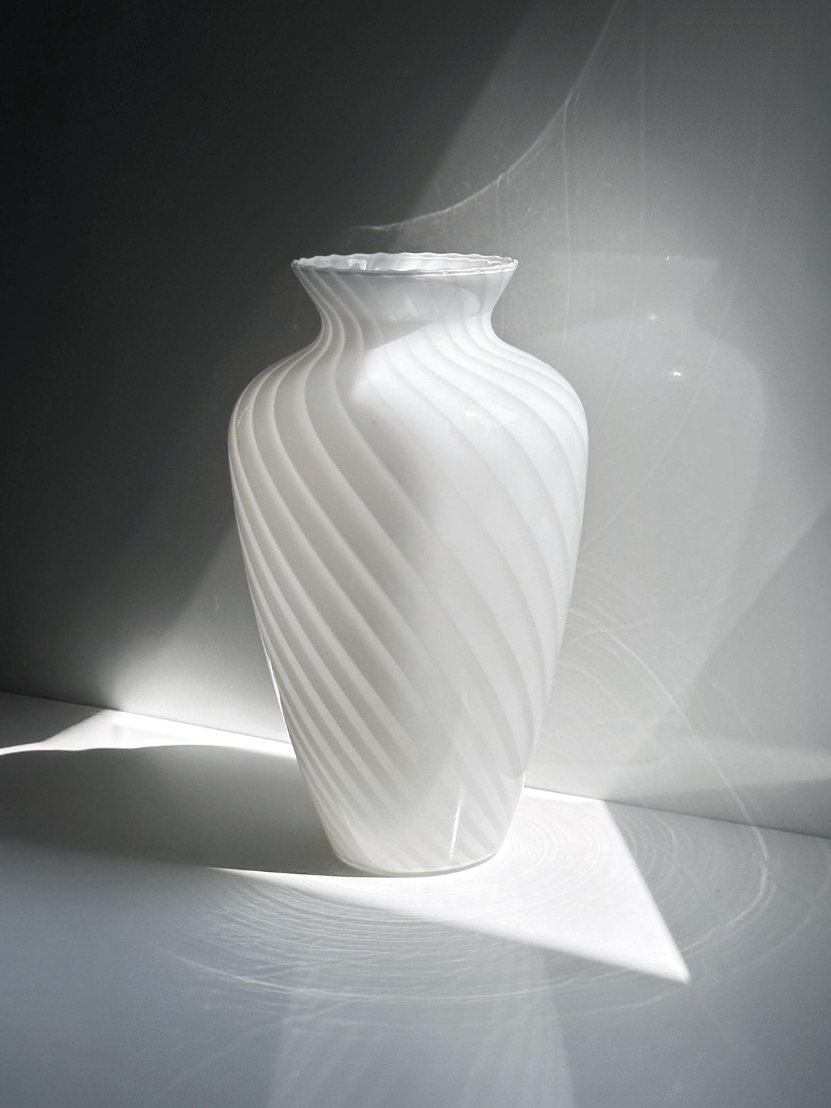 Vintage Murano Glasvase Swirl in Weiß und Rosa, Italien 1950er