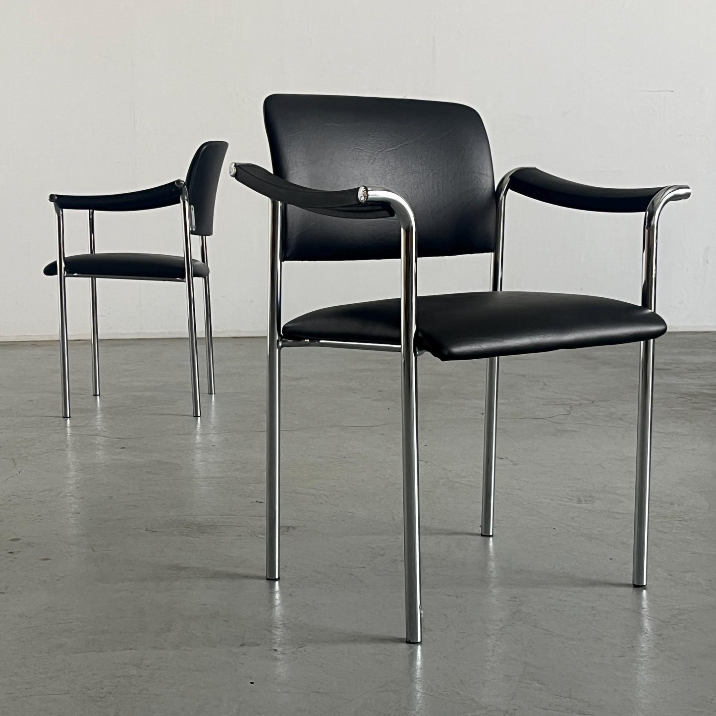 Chaise de salle à manger vintage en similicuir noir et acier chromé, Italie, années 1980