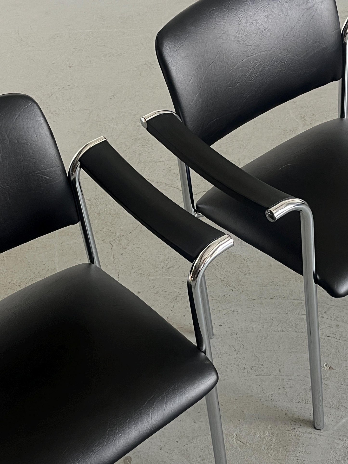 Chaise de salle à manger vintage en similicuir noir et acier chromé, Italie, années 1980