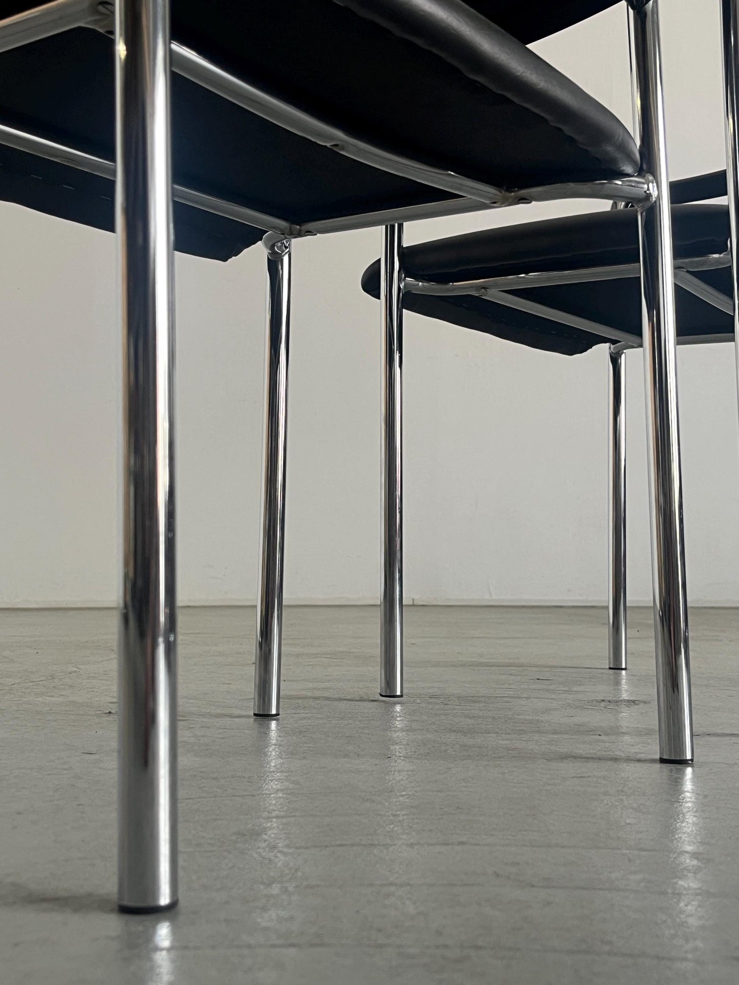 Chaise de salle à manger vintage en similicuir noir et acier chromé, Italie, années 1980