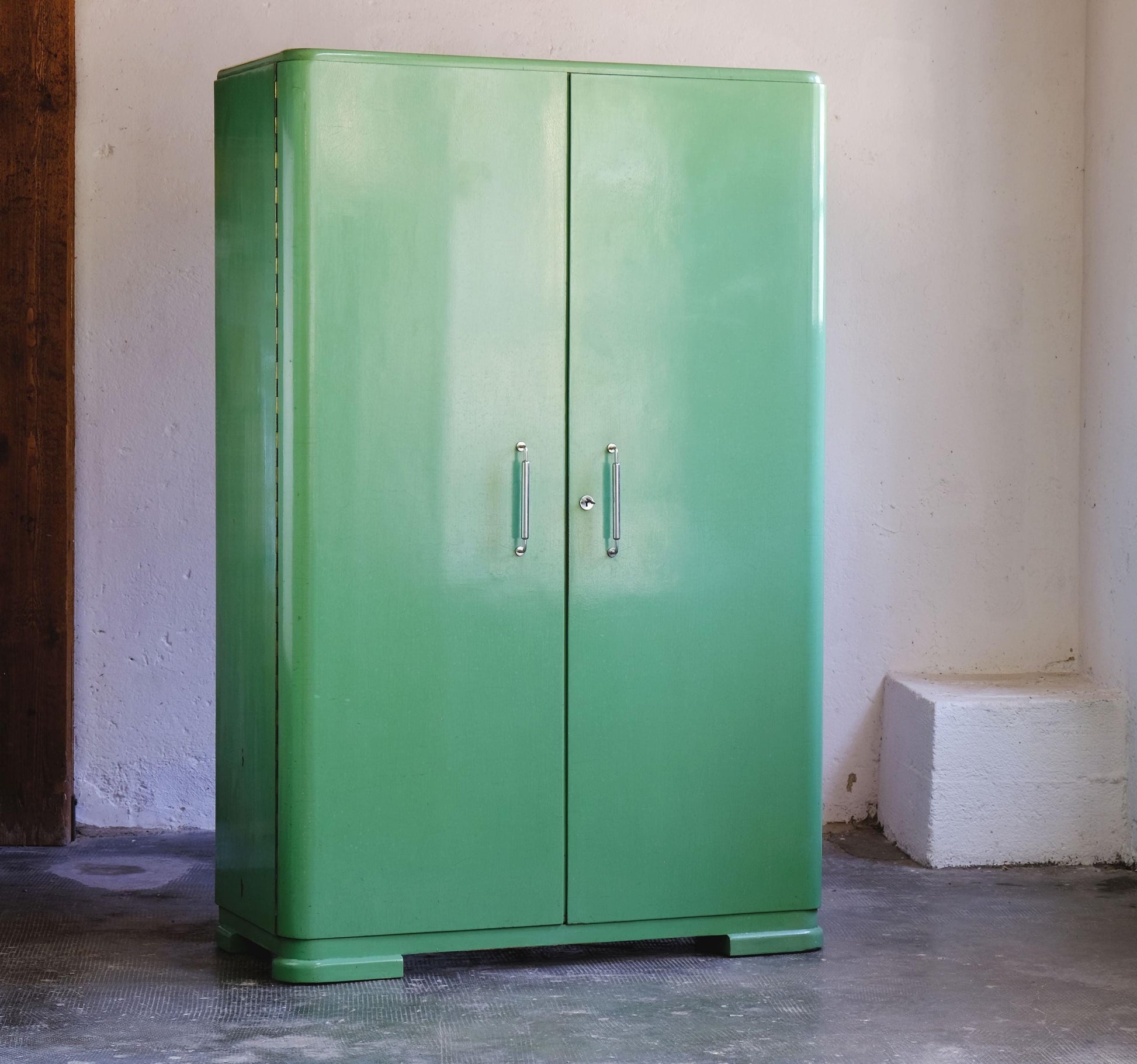 Vintage Bauhaus Kleiderschrank von Vichr für Prag lindgrün zweitürig