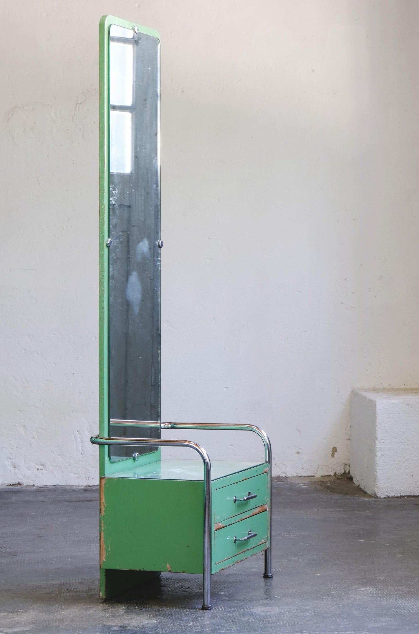 Vintage Bauhaus Spiegelkommode von Vichr in Lindgrün