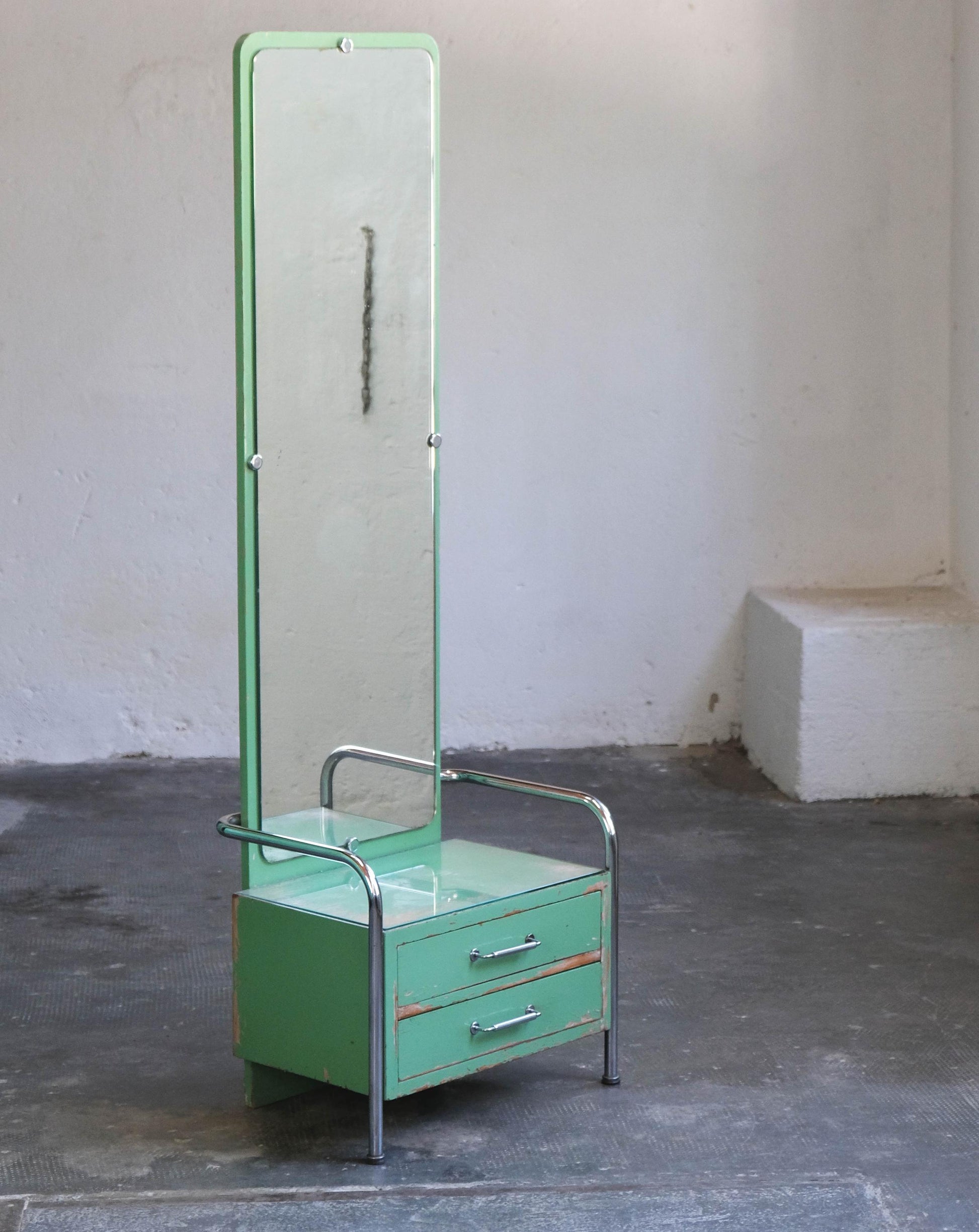 Vintage Bauhaus Spiegelkommode von Vichr in Lindgrün