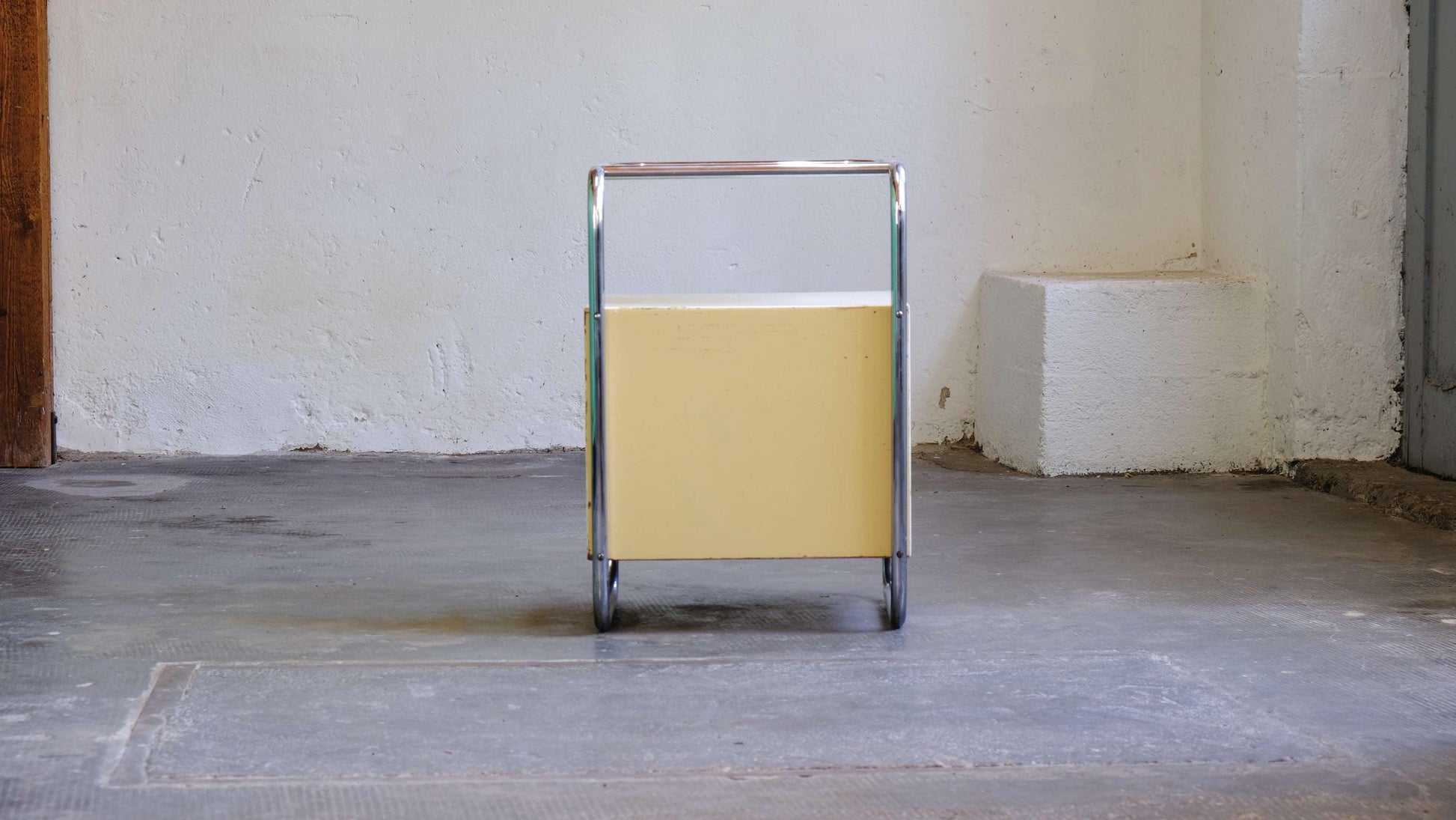 Vintage Nachttisch Art déco mit Glasplatte und Stahlrohrgestell