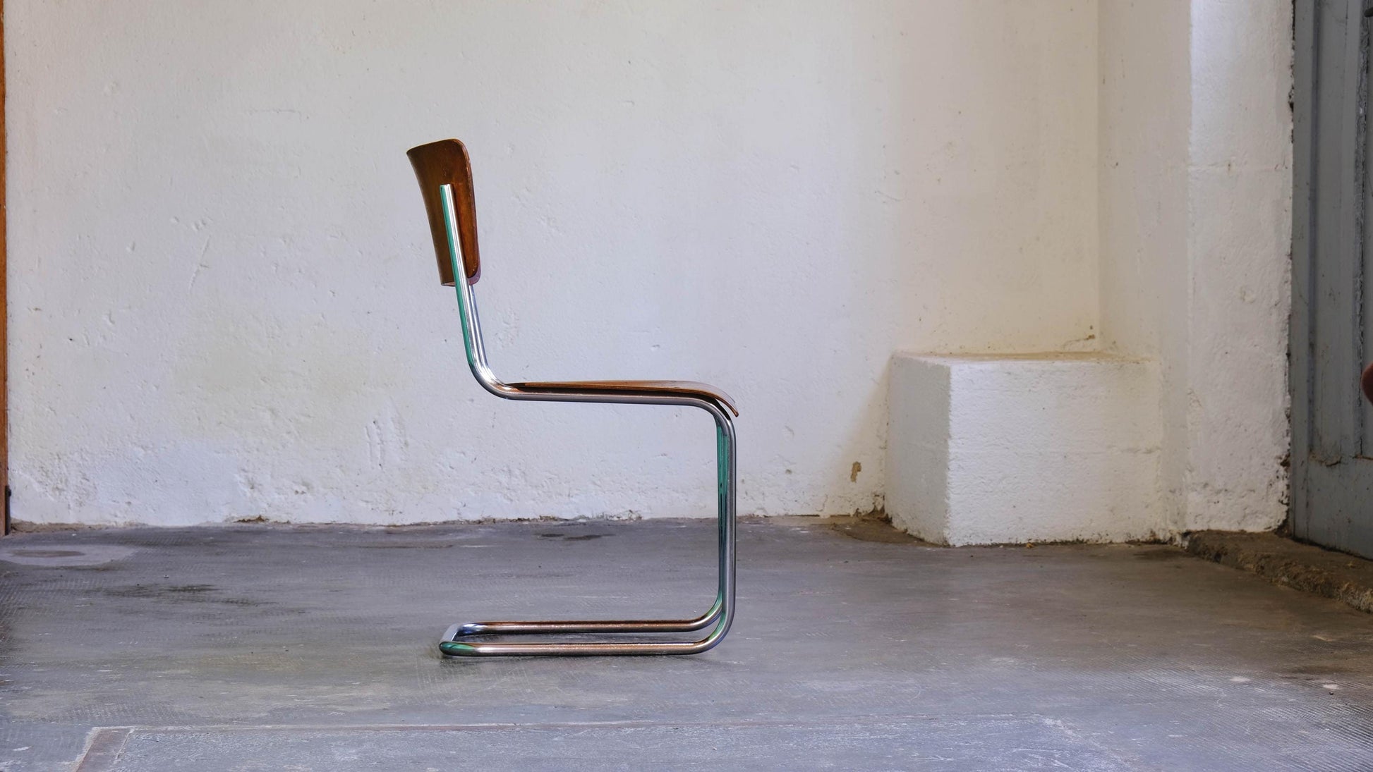 Vintage Freischwinger Stuhl von Bauhaus mit besonderem Furnier