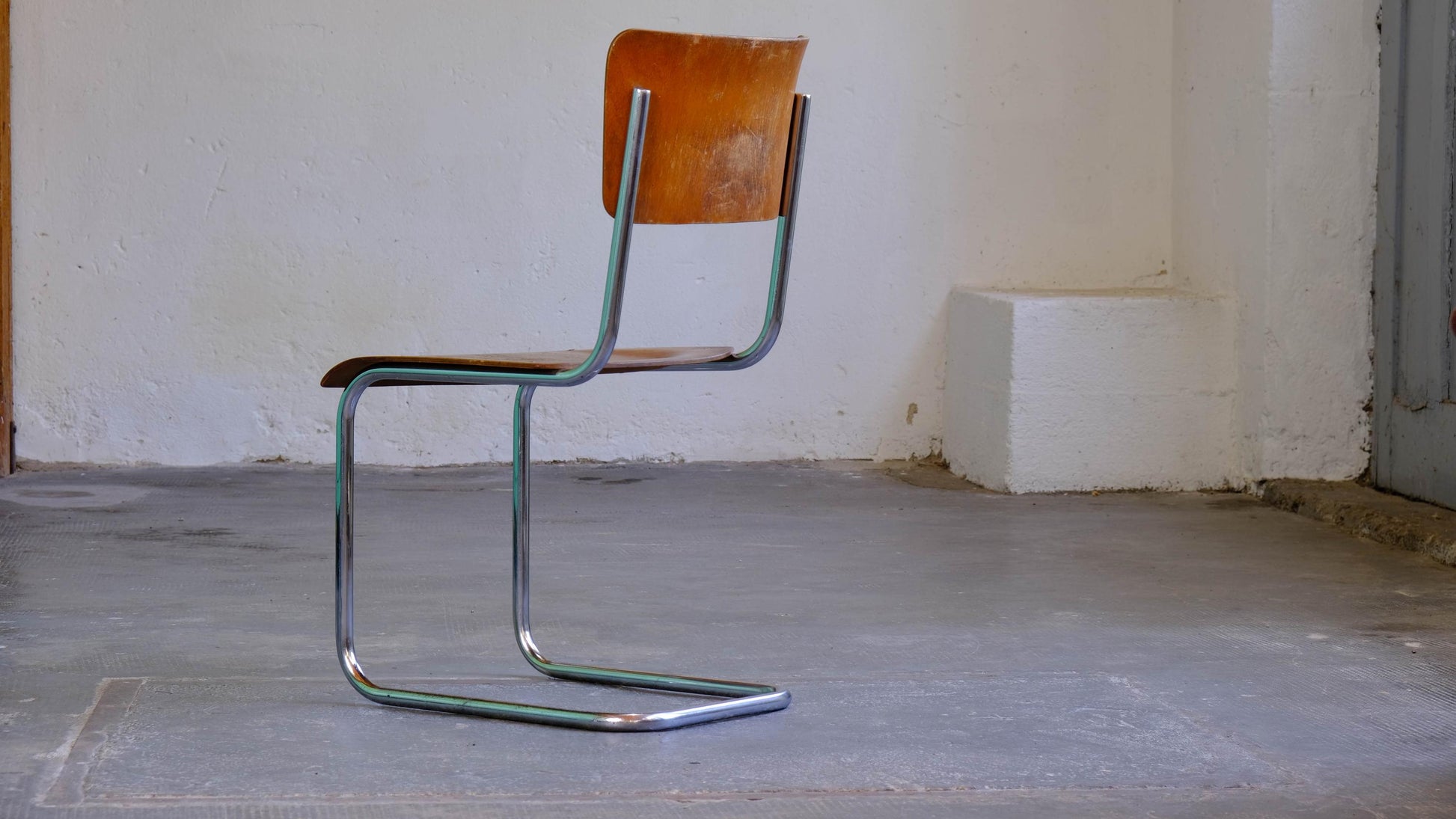 Vintage Freischwinger Stuhl von Bauhaus mit besonderem Furnier