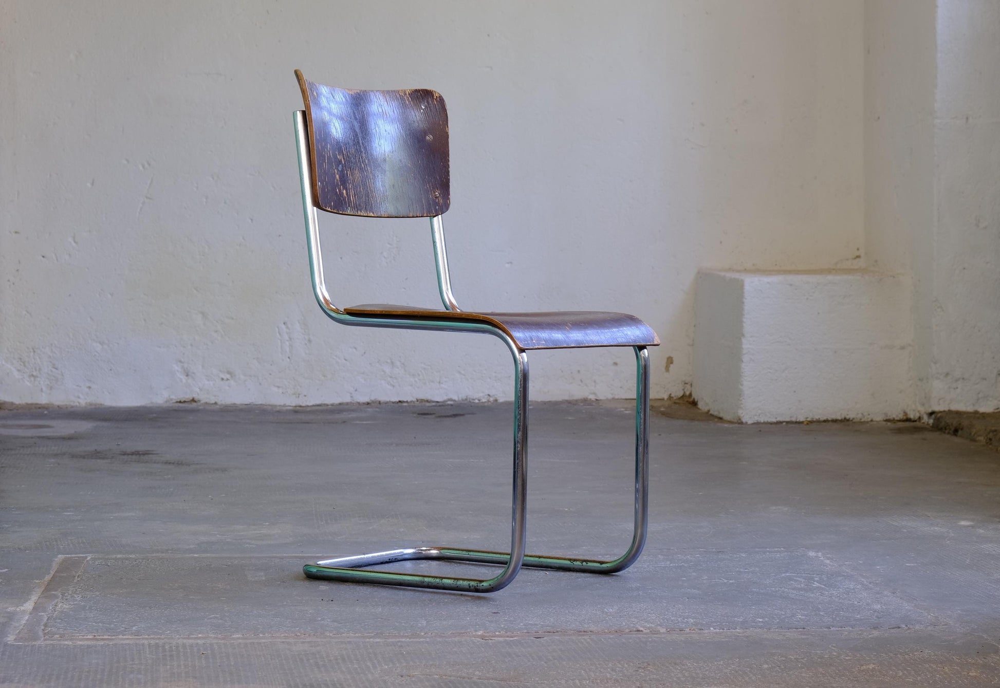 Vintage Freischwinger Stuhl von Bauhaus, restaurationsbedürftig