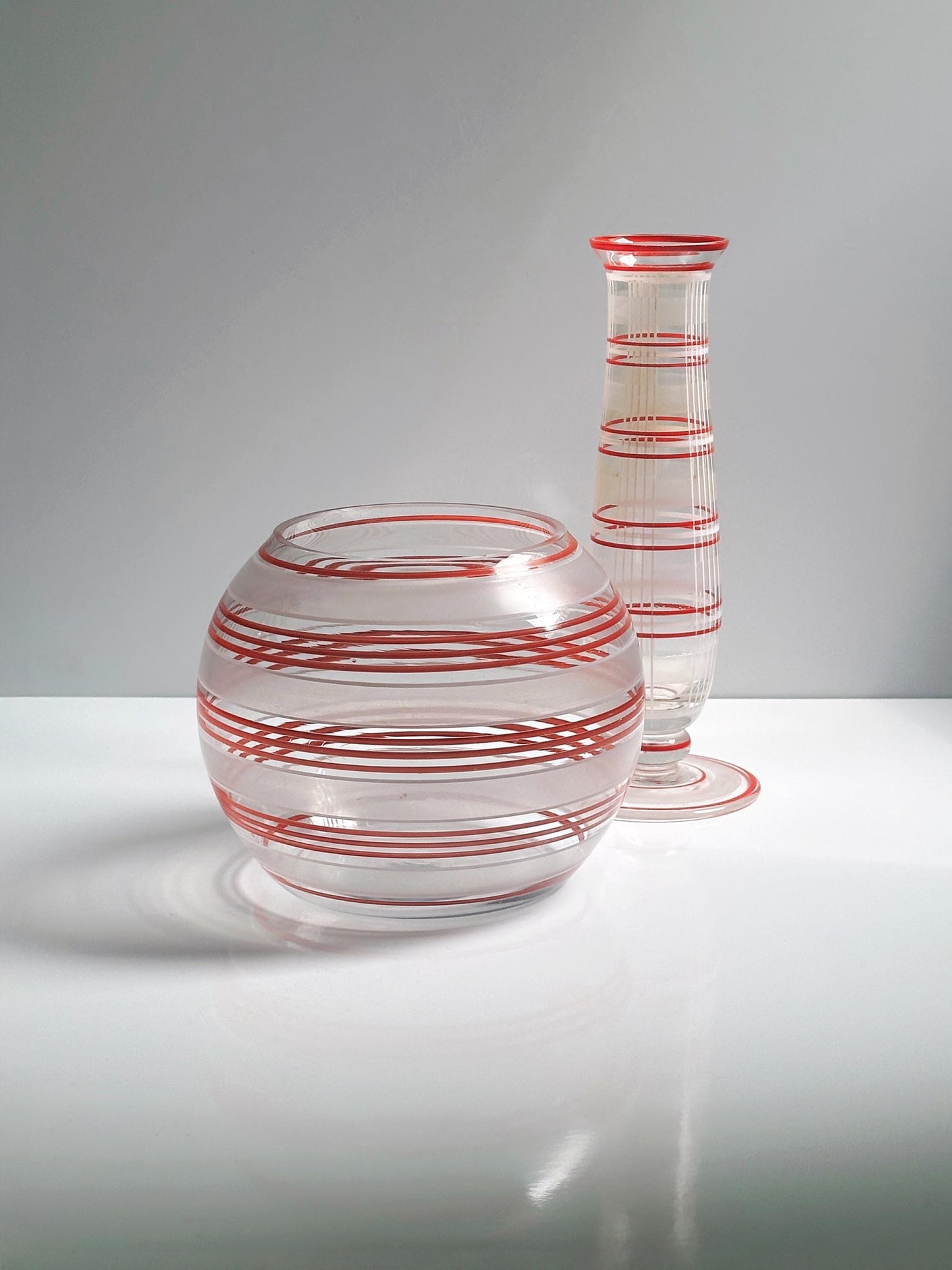 Vintage Vase Set von 2 Glas Streifen Dekor Bauhaus Art Deco handbemalt Rot Orange Weiß