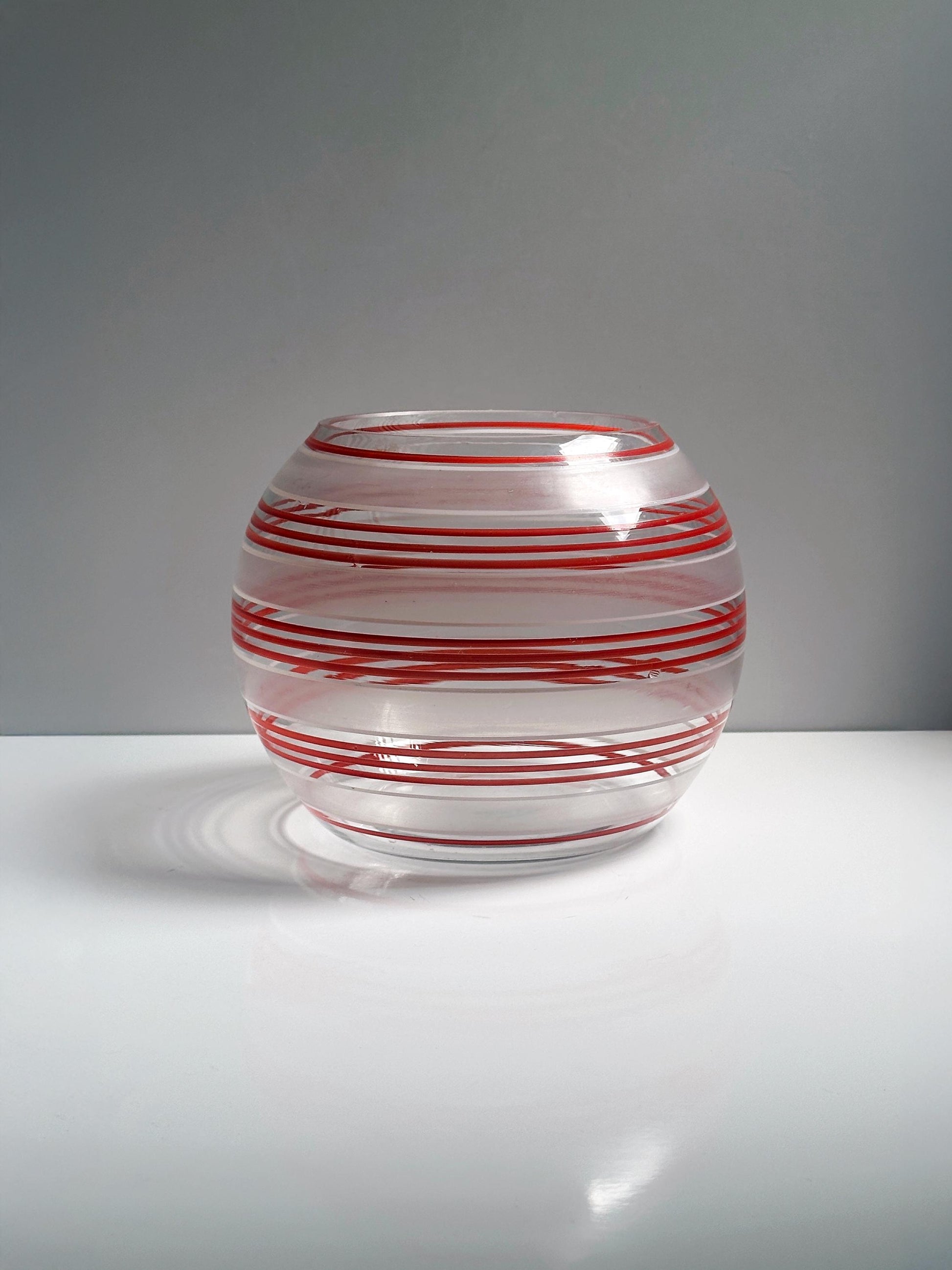 Vintage Vase Set von 2 Glas Streifen Dekor Bauhaus Art Deco handbemalt Rot Orange Weiß