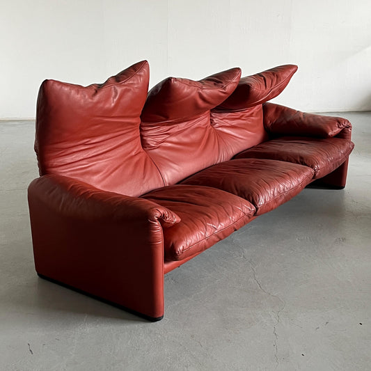 Vintage Maralunga Sofa von Vico Magistretti für Cassina Dunkelrot Leder 1990er