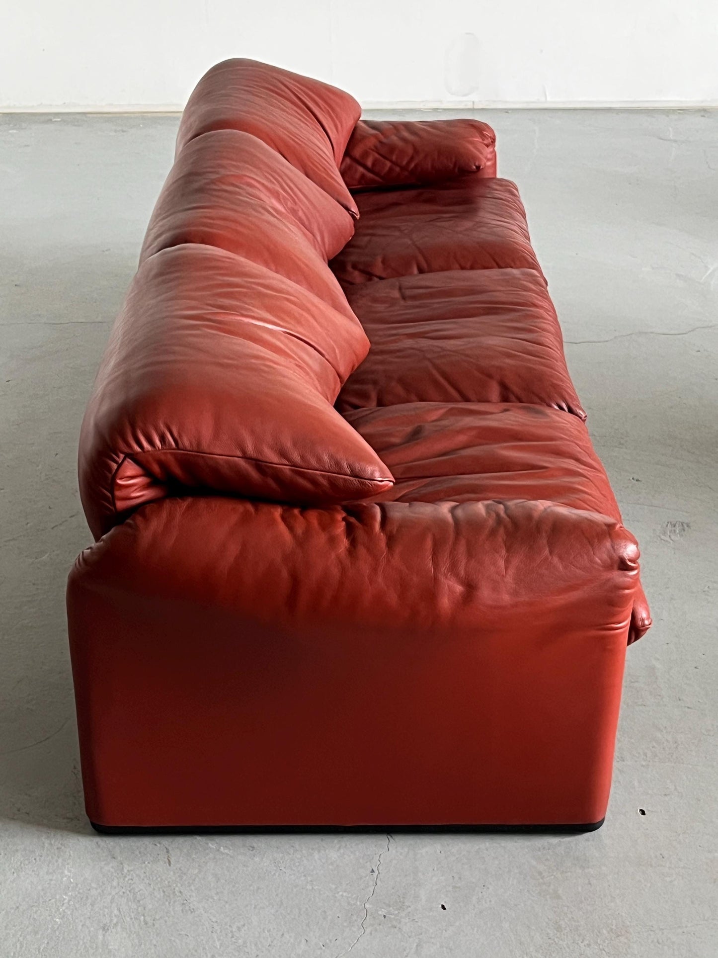 Vintage Maralunga Sofa von Vico Magistretti für Cassina Dunkelrot Leder 1990er