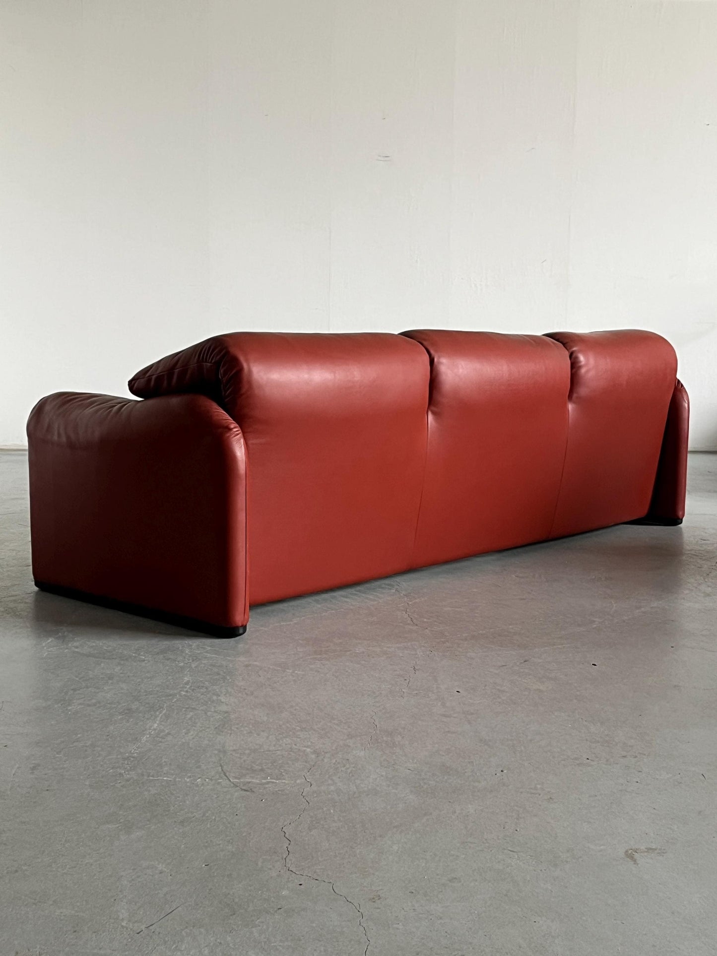 Vintage Maralunga Sofa von Vico Magistretti für Cassina Dunkelrot Leder 1990er