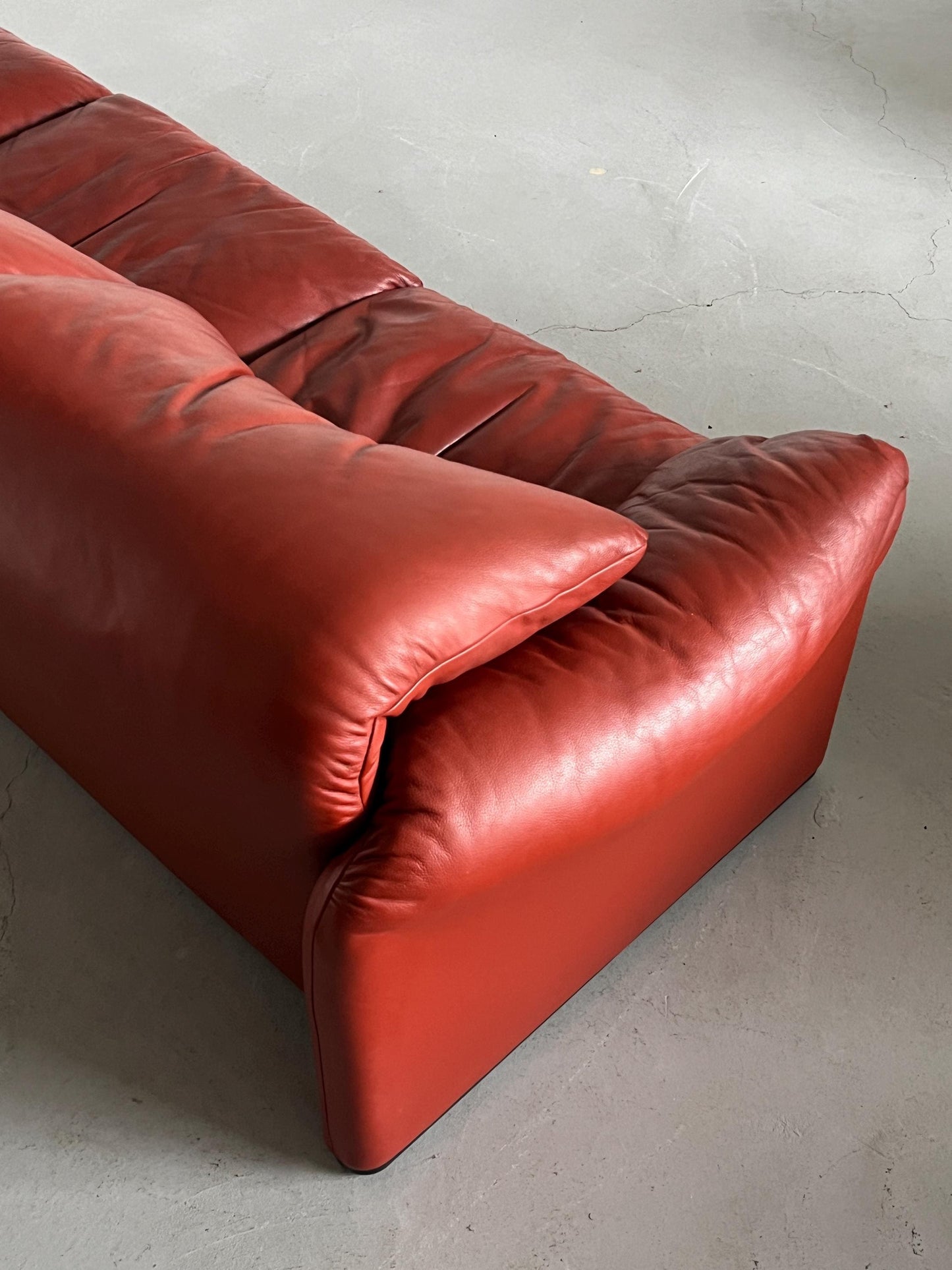 Vintage Maralunga Sofa von Vico Magistretti für Cassina Dunkelrot Leder 1990er