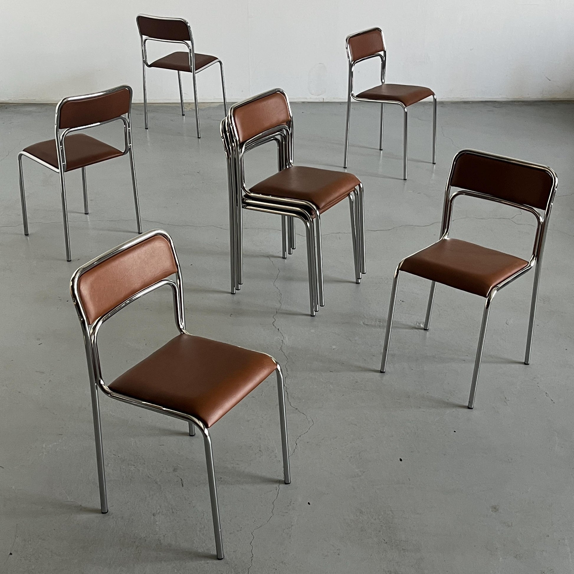 Vintage Stapelstuhl Set von 8 von Bauhaus inspiriert, italienisch, verchromt, Kunstleder, 1980er