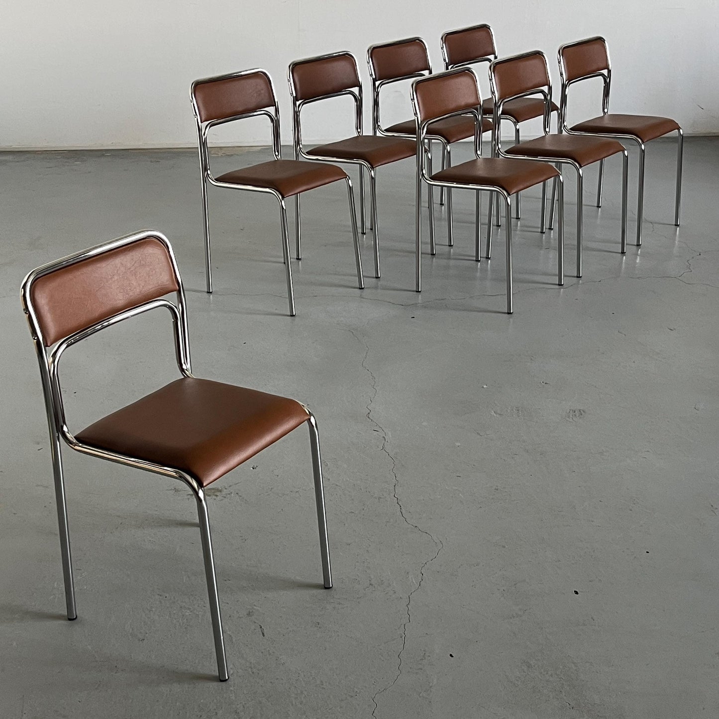 Vintage Stapelstuhl Set von 8 von Bauhaus inspiriert, italienisch, verchromt, Kunstleder, 1980er