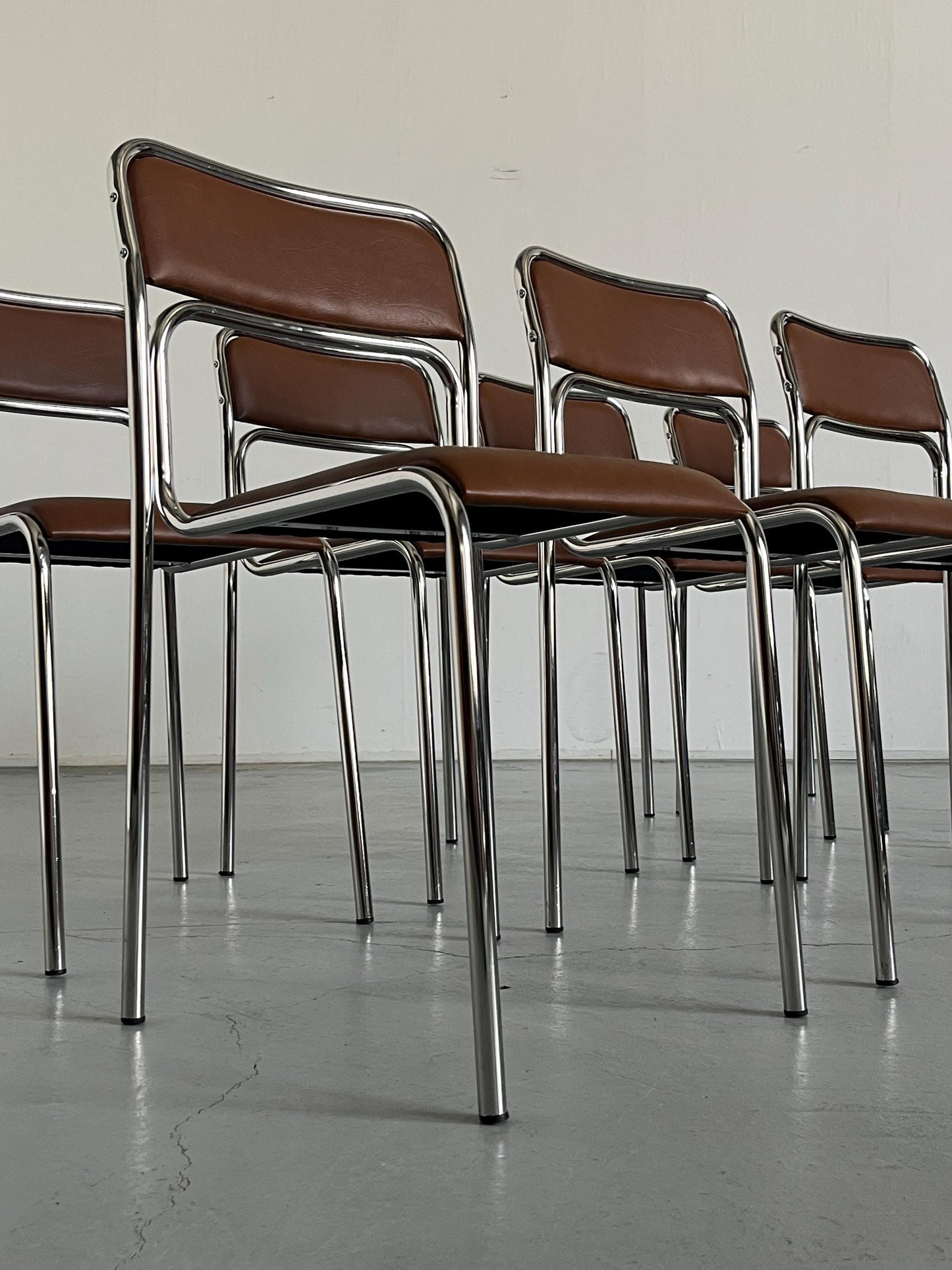 Vintage Stapelstuhl Set von 8 von Bauhaus inspiriert, italienisch, verchromt, Kunstleder, 1980er