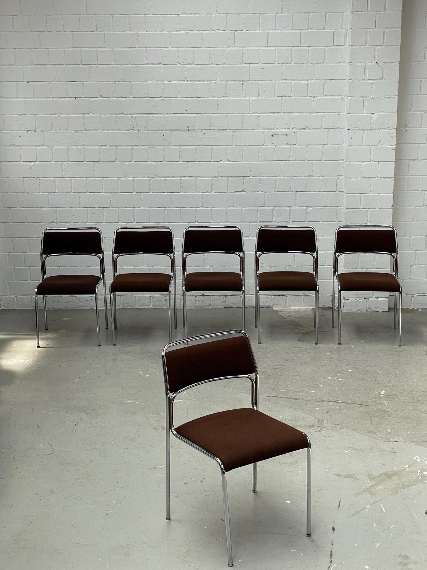 Vintage Stuhl Bauhaus stapelbar brauner Stoff verchromt von unbekannt für West-Germany