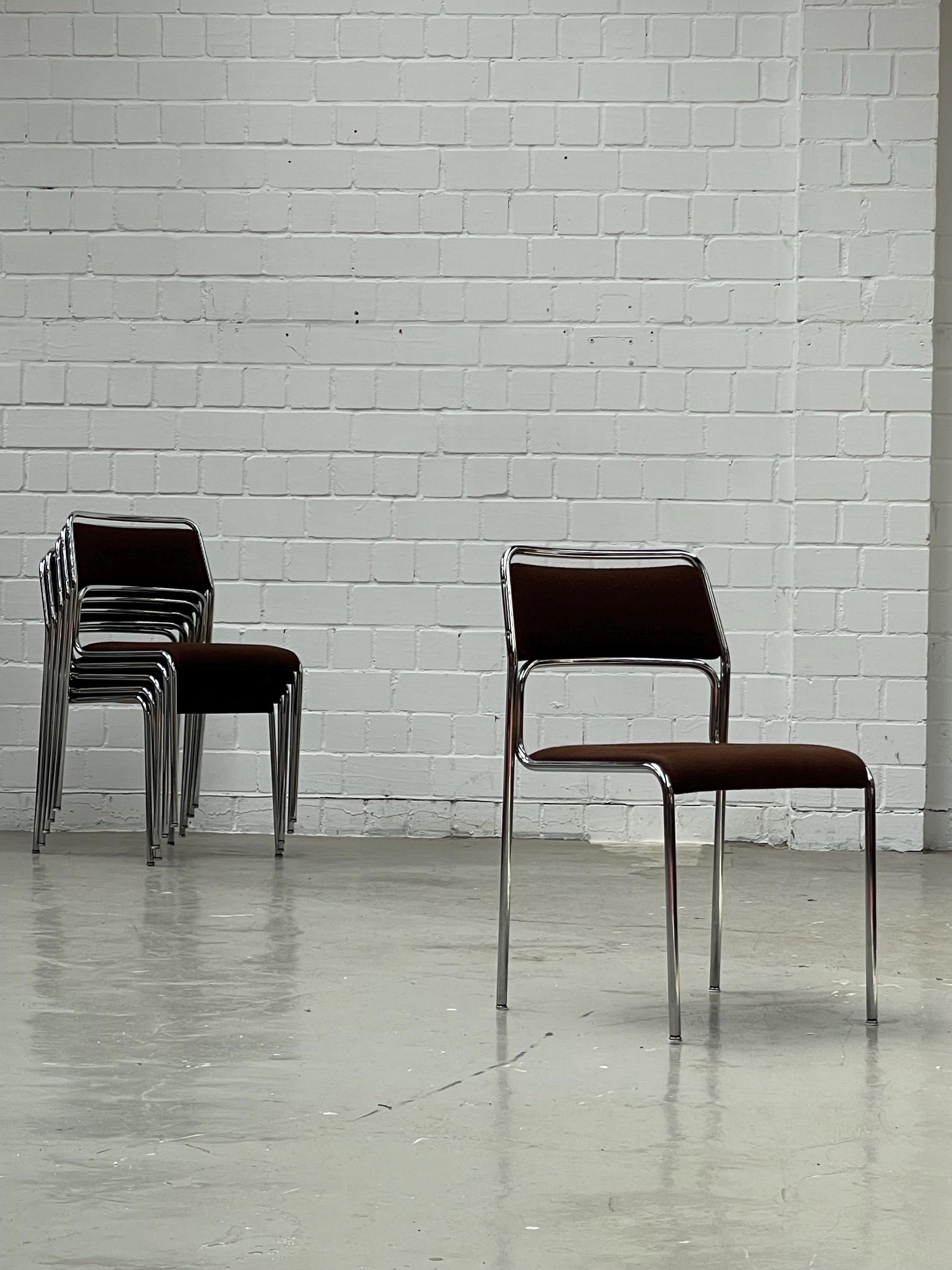 Vintage Stuhl Bauhaus stapelbar brauner Stoff verchromt von unbekannt für West-Germany