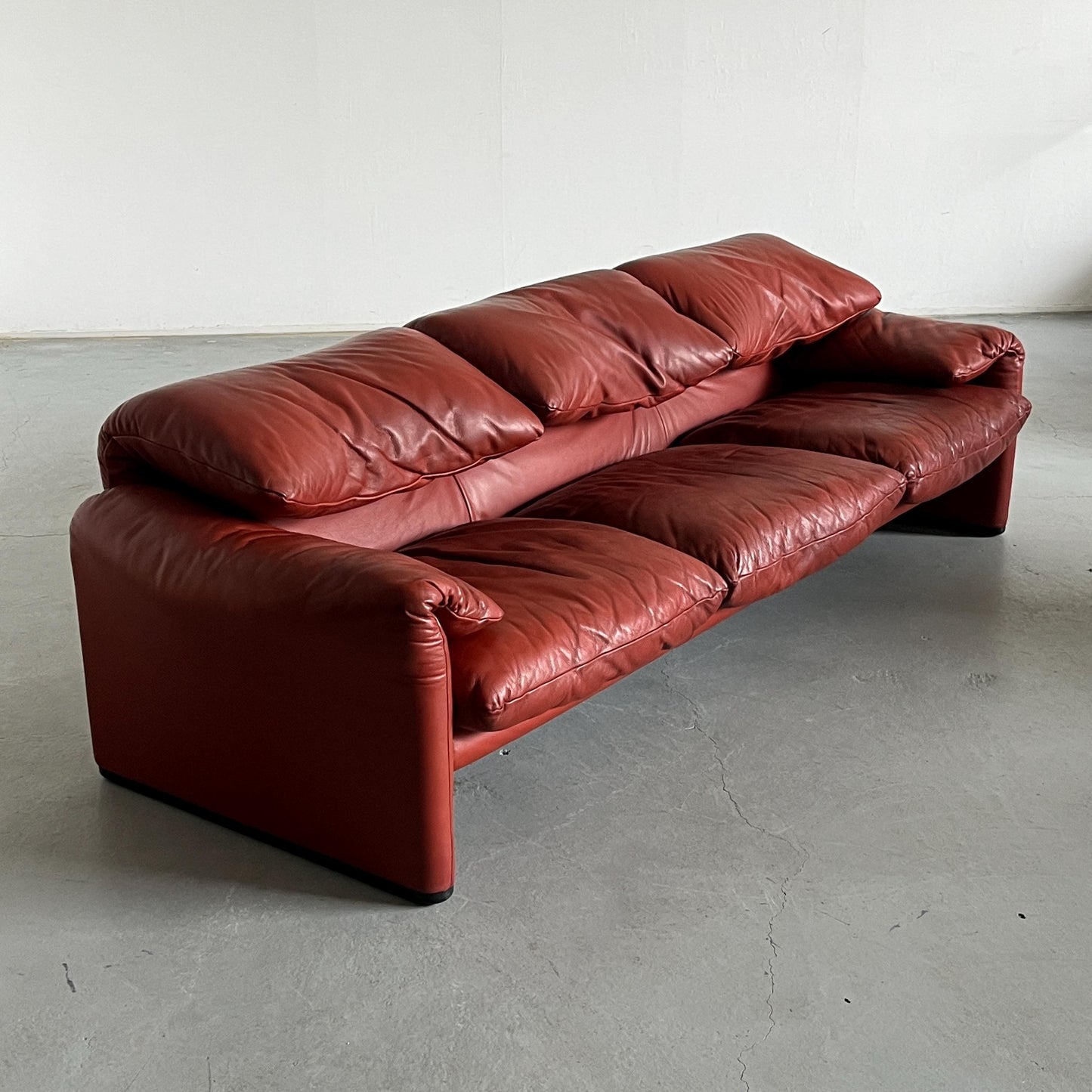 Vintage Maralunga Sofa von Vico Magistretti für Cassina Dunkelrot Leder 1990er