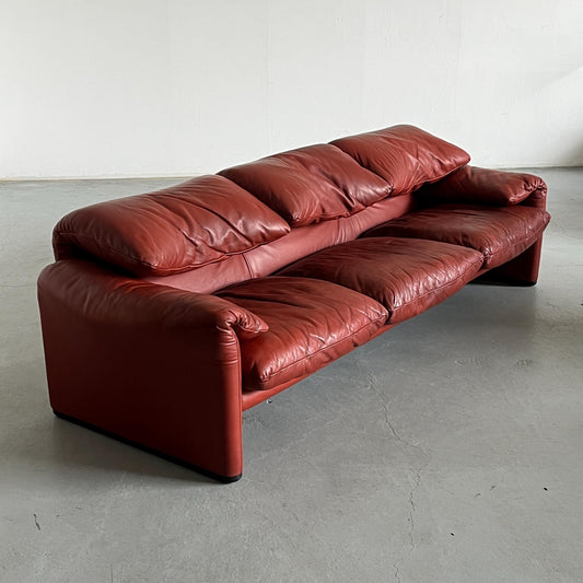 Vintage Maralunga Sofa von Vico Magistretti für Cassina Dunkelrot Leder 1990er
