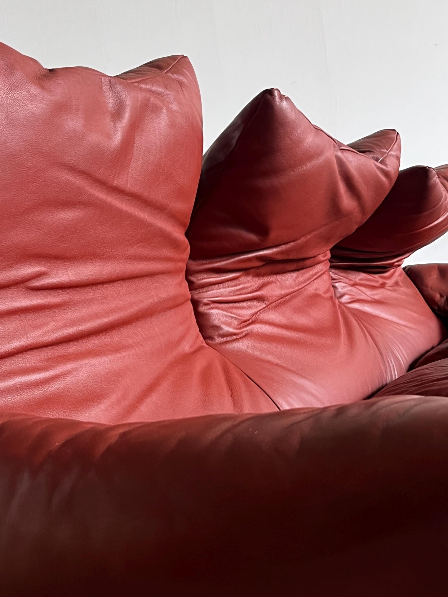 Vintage Maralunga Sofa von Vico Magistretti für Cassina Dunkelrot Leder 1990er