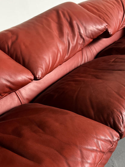 Vintage Maralunga Sofa von Vico Magistretti für Cassina Dunkelrot Leder 1990er